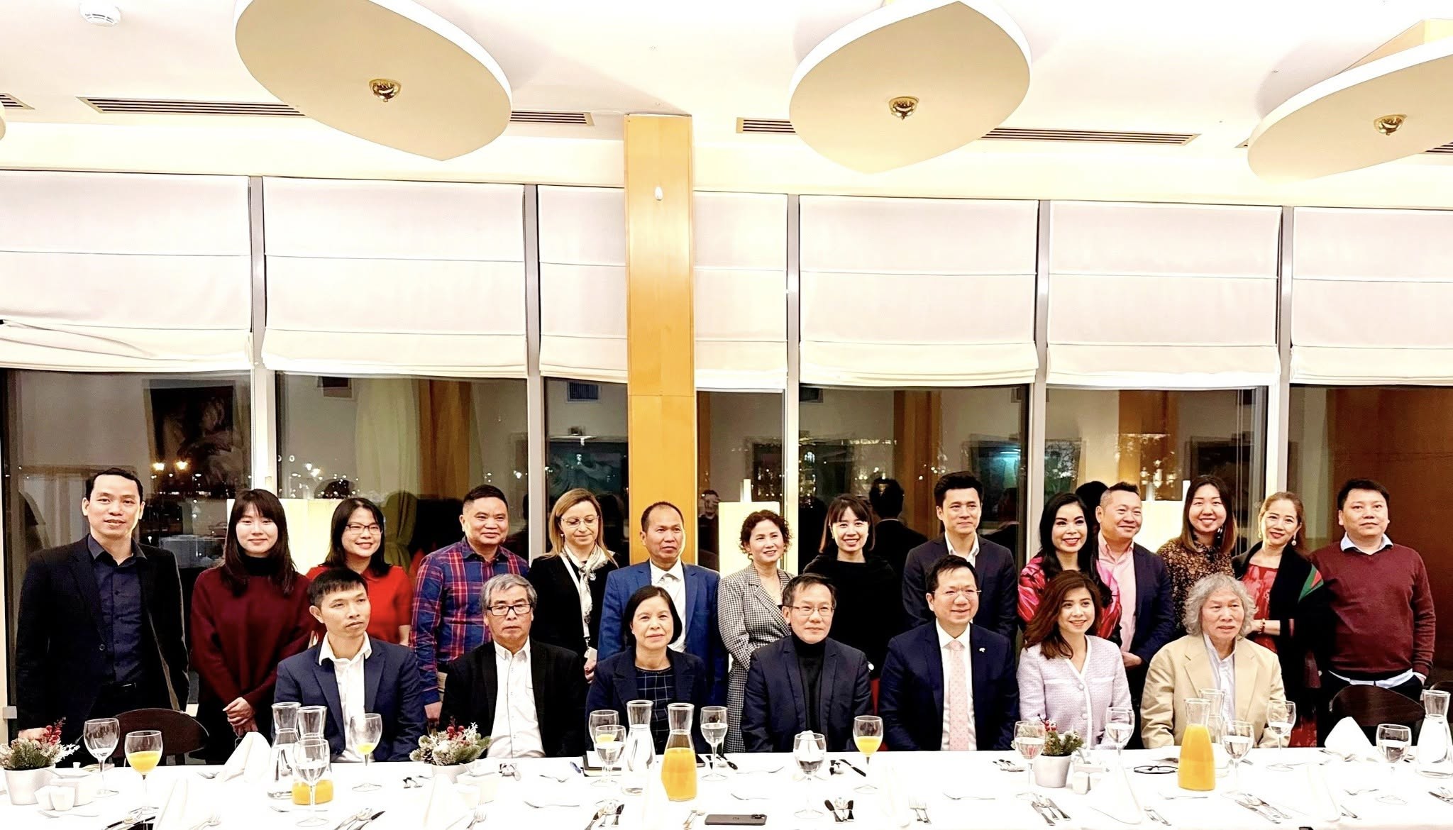 Đại sứ Việt Nam tại Ba Lan Hà Hoàng Hải gặp gỡ Ban Chấp hành và đại diện Chi hội người Việt tại thành phố Wrocław. (Ảnh: Đại sứ quán Việt Nam tại Ba Lan) Đại sứ Việt Nam tại Ba Lan Hà Hoàng Hải gặp gỡ Ban Chấp hành và đại diện Chi hội người Việt tại thành phố Wrocław. (Ảnh: Đại sứ quán Việt Nam tại Ba Lan)