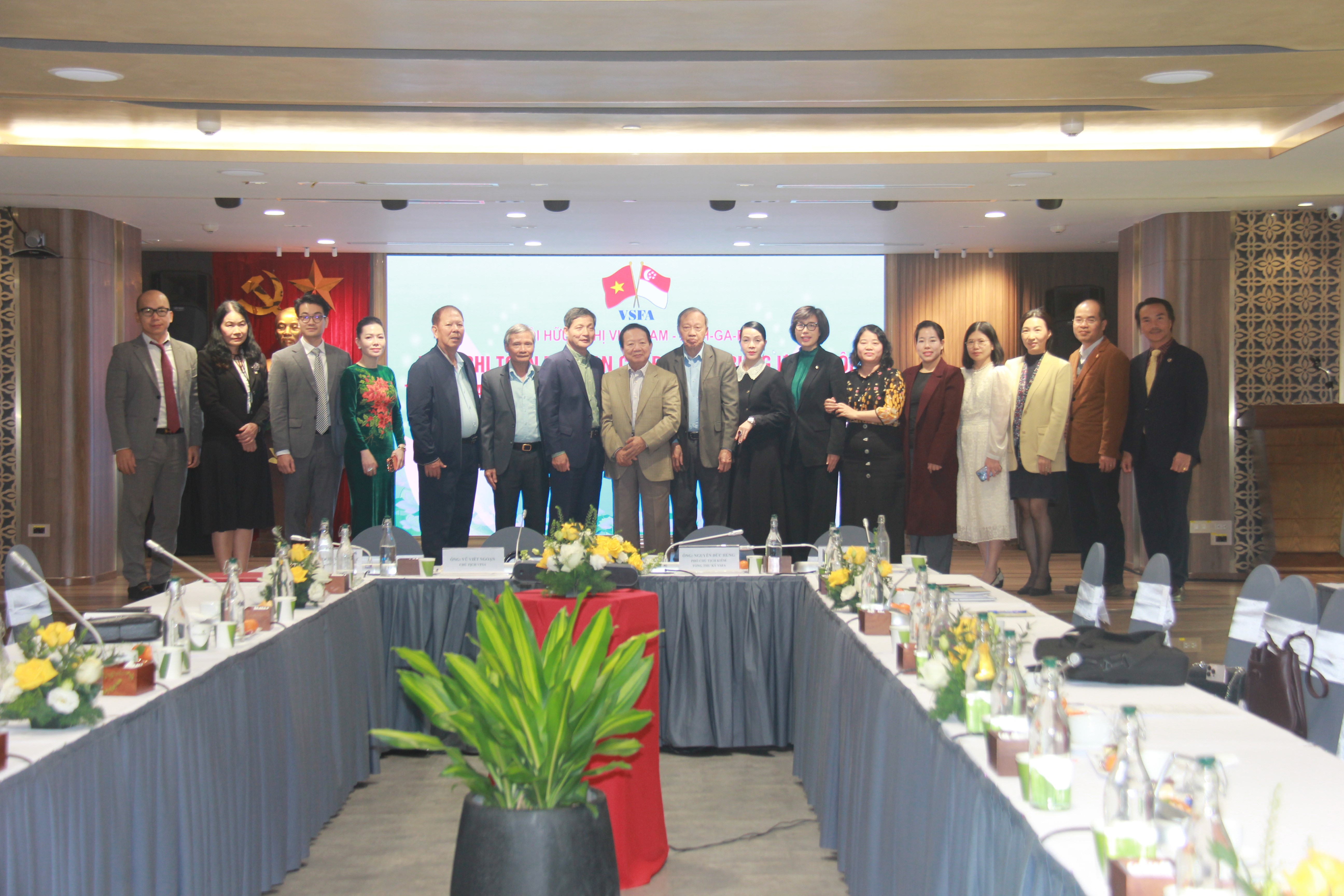 Các đại biểu tham dự Hội nghị chụp ảnh lưu niệm. (Ảnh: Thành Luân)