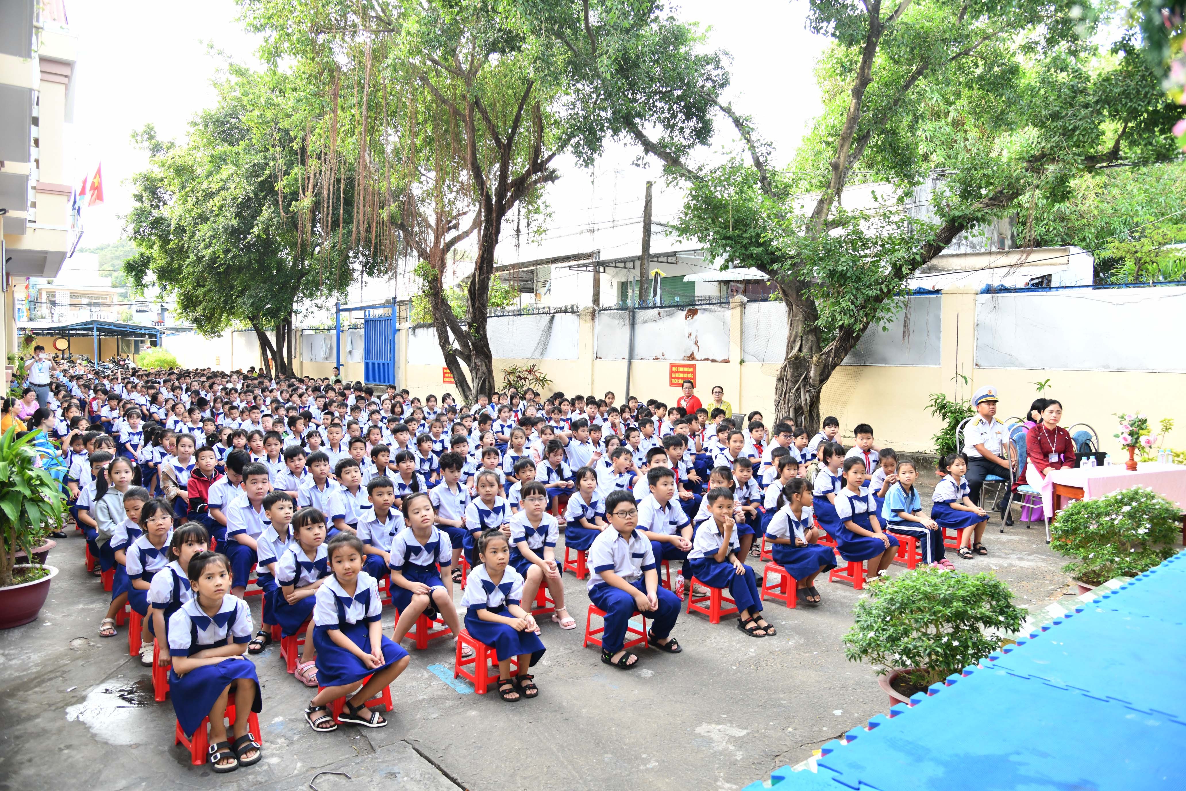 Bồi dưỡng lòng yêu nước, bảo vệ chủ quyền biển đảo cho 500 học sinh, giáo viên