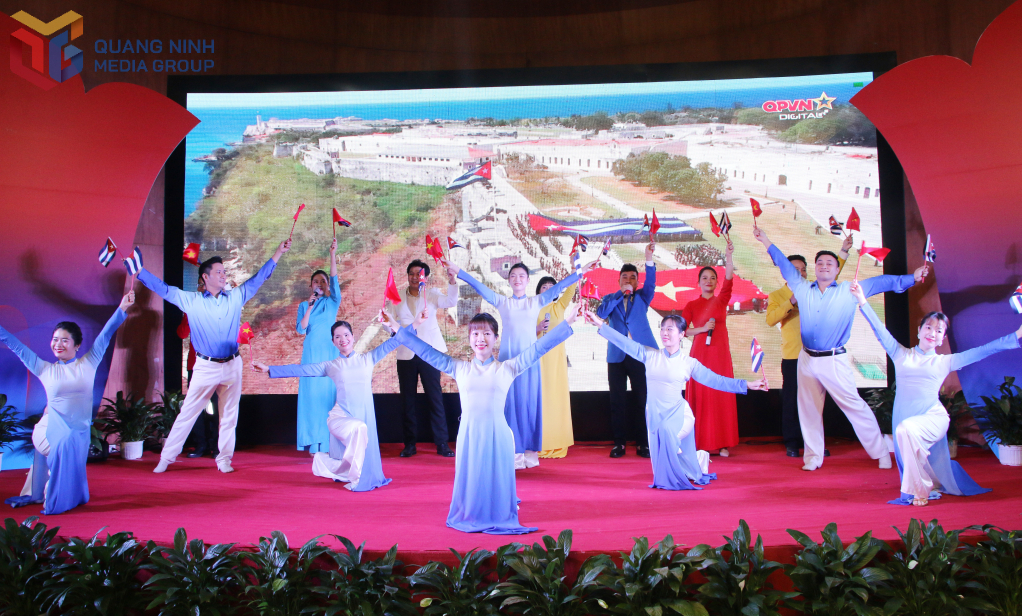 Các tiết mục văn nghệ ca ngợi tình hữu nghị Việt Nam - Cuba chào mừng triển lãm ảnh.