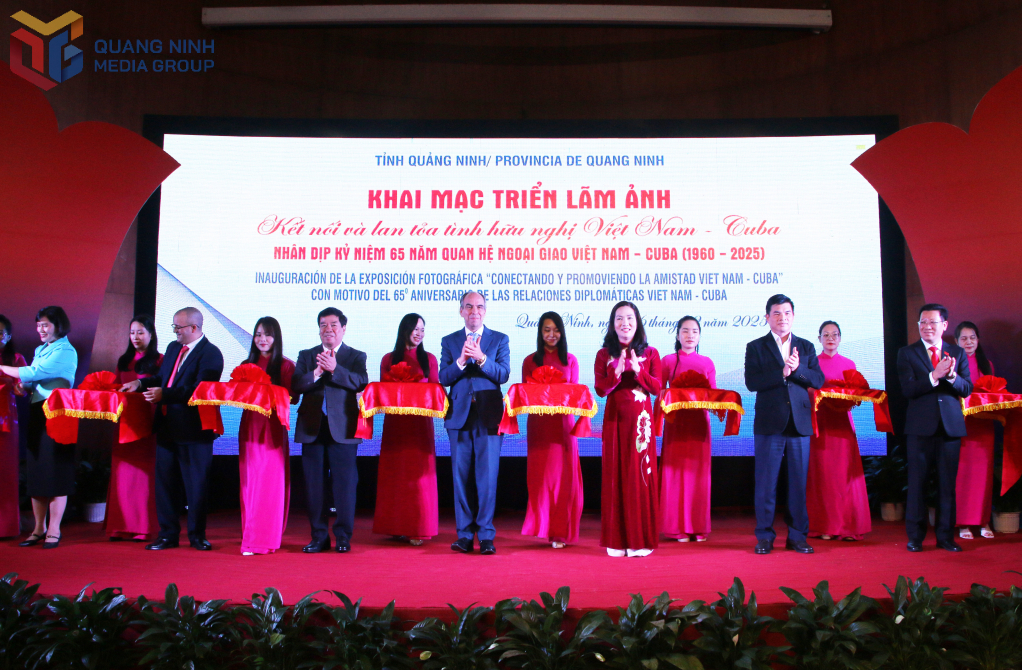 Các đại biểu cắt băng khai mạc triển lãm ảnh Việt Nam - Cuba.