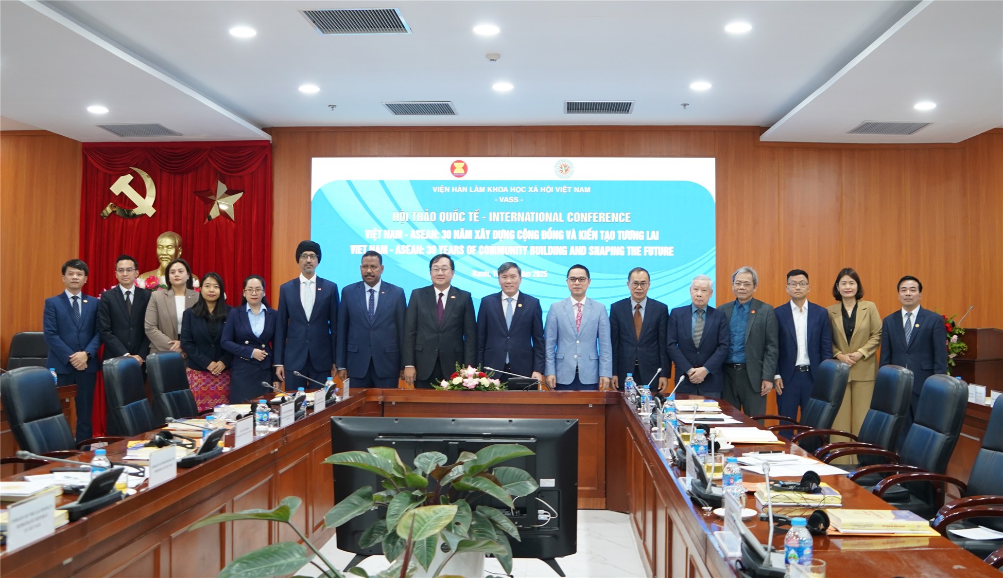 Các đại biểu tham dự Hội thảo chụp ảnh lưu niệm. (Ảnh: VASS) Các đại biểu tham dự Hội thảo chụp ảnh lưu niệm. (Ảnh: VASS)