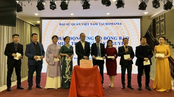 ra mat cau lac bo di san ao dai viet nam tai rumani