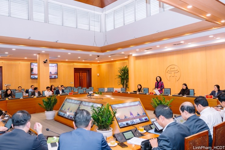 Cuộc họp được tổ chức trực tiếp tại trụ sở UBND thành phố Hà Nội và trực truyến tới điểm cầu UBND các xã, phường. (Ảnh: T.L) Cuộc họp được tổ chức trực tiếp tại trụ sở UBND thành phố Hà Nội và trực truyến tới điểm cầu UBND các xã, phường. (Ảnh: T.L)