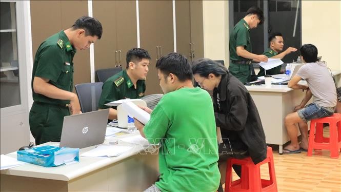 Cán bộ, chiến sĩ Bộ đội biên phòng tỉnh Đồng Nai ghi thông tin các công dân Việt Nam vừa được trao trả về nước.