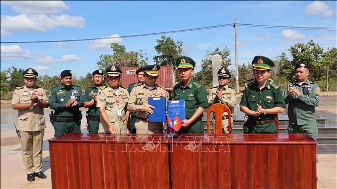Việt Nam tiếp nhập Lực lượng chức năng hai nước ký biên bản bàn giao 63 công dân Việt Nam. 63 công dân từ Campuchia: Tăng cường hợp tác bảo vệ công dân và ngăn chặn lừa đảo quốc tế