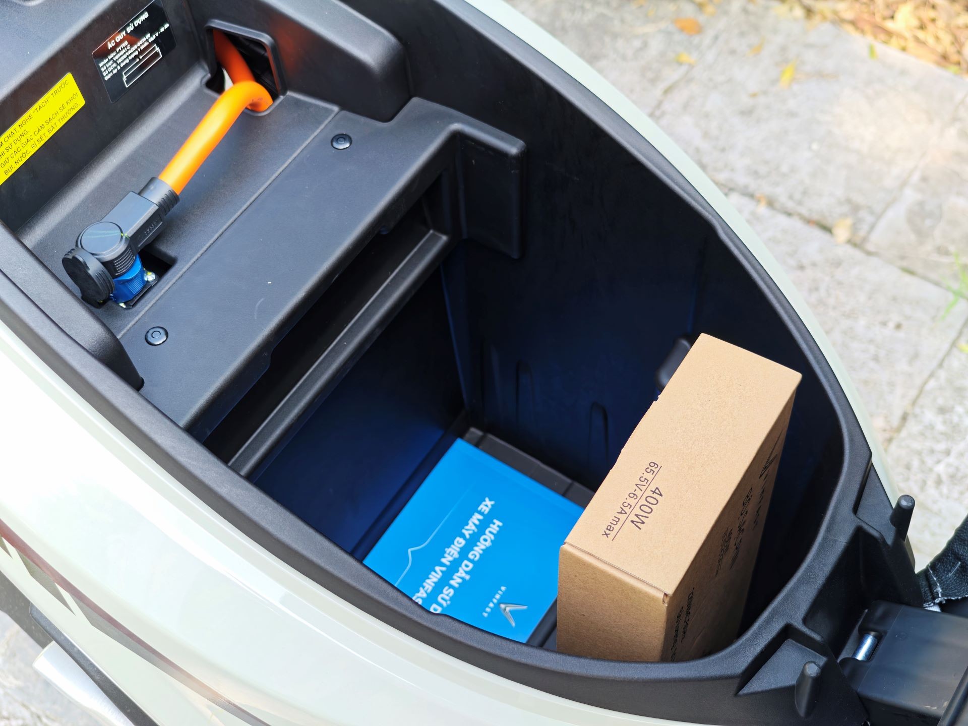 “Cốp xe Feliz rộng đến 34 lít, tôi để thoải mái hai mũ bảo hiểm, ô che nắng, áo khoác và cả bộ áo mưa mà vẫn vừa. Với nam giới thì sự gọn gàng này là điểm cộng cực lớn”, anh hào hứng. “Cốp xe Feliz rộng đến 34 lít, tôi để thoải mái hai mũ bảo hiểm, ô che nắng, áo khoác và cả bộ áo mưa mà vẫn vừa. Với nam giới thì sự gọn gàng này là điểm cộng cực lớn”, anh hào hứng.