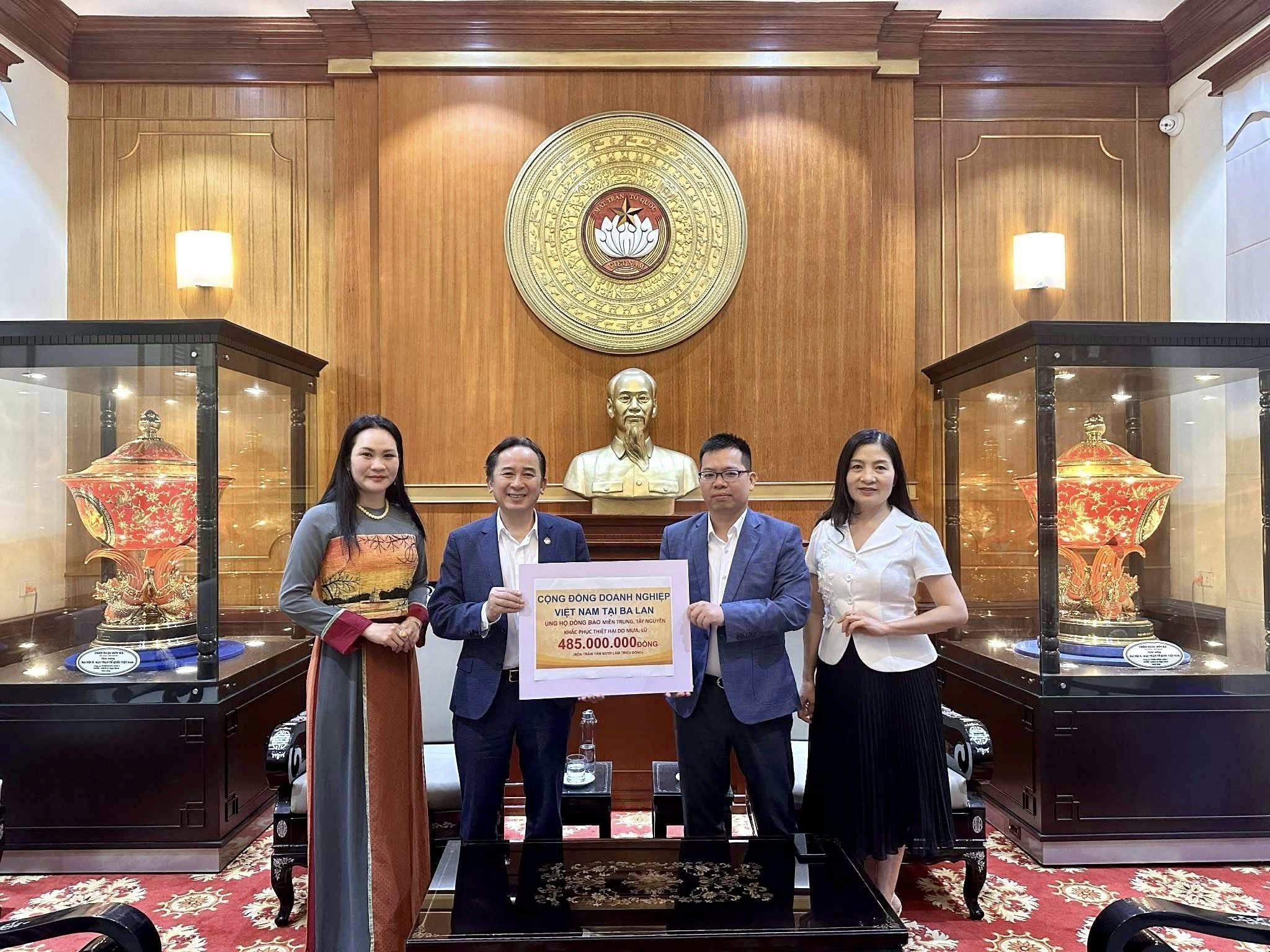 Ông Trần Anh Tuấn, Chủ tịch Hội người Việt tại Ba Lan, đại diện cộng đồng doanh nghiệp Việt Nam tại Ba Lan trao tiền ủng hộ cho MTTQVN