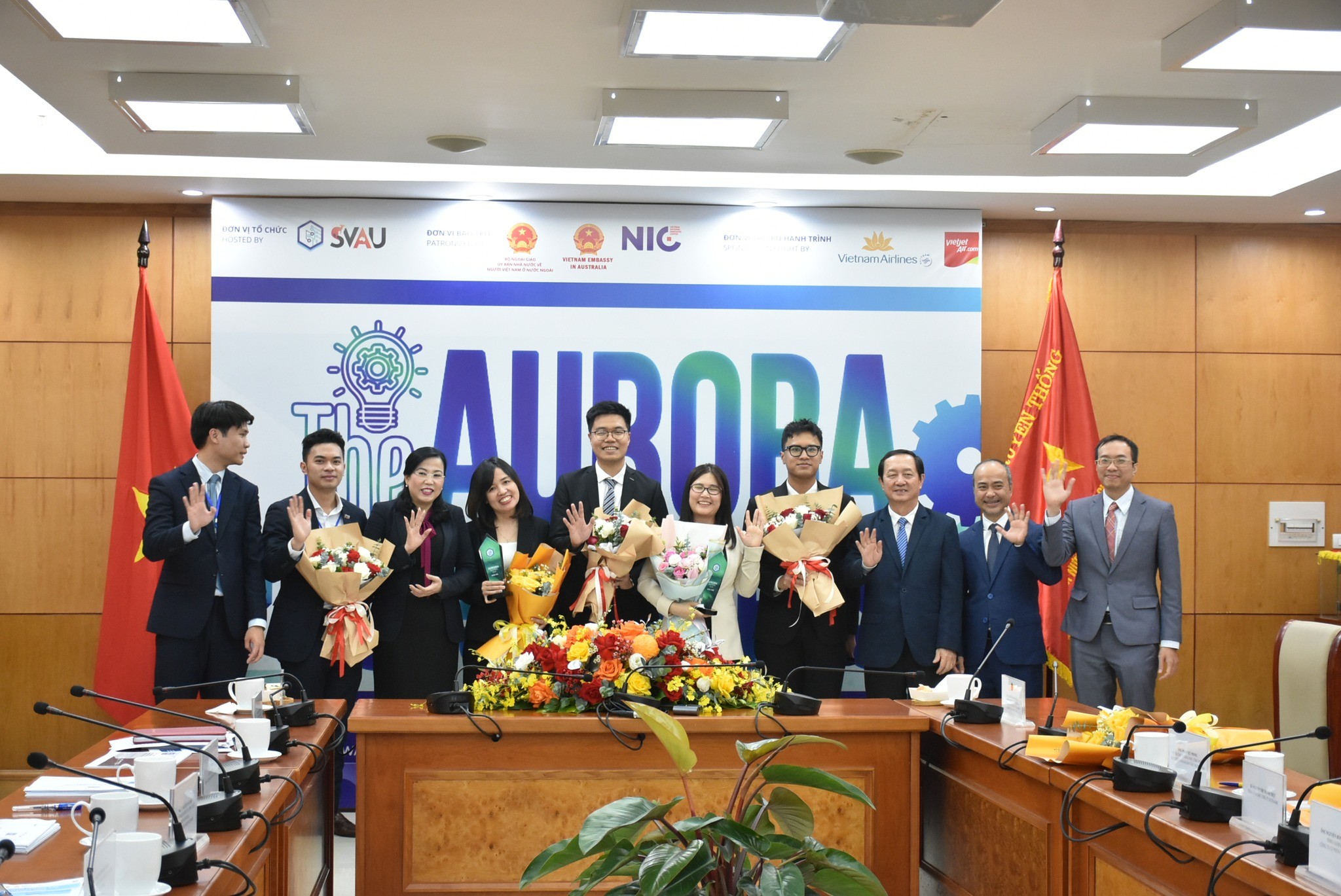 Ban Tổ chức và các thí sinh đạt giải chụp ảnh lưu niệm. (Ảnh: scov.gov.vn)