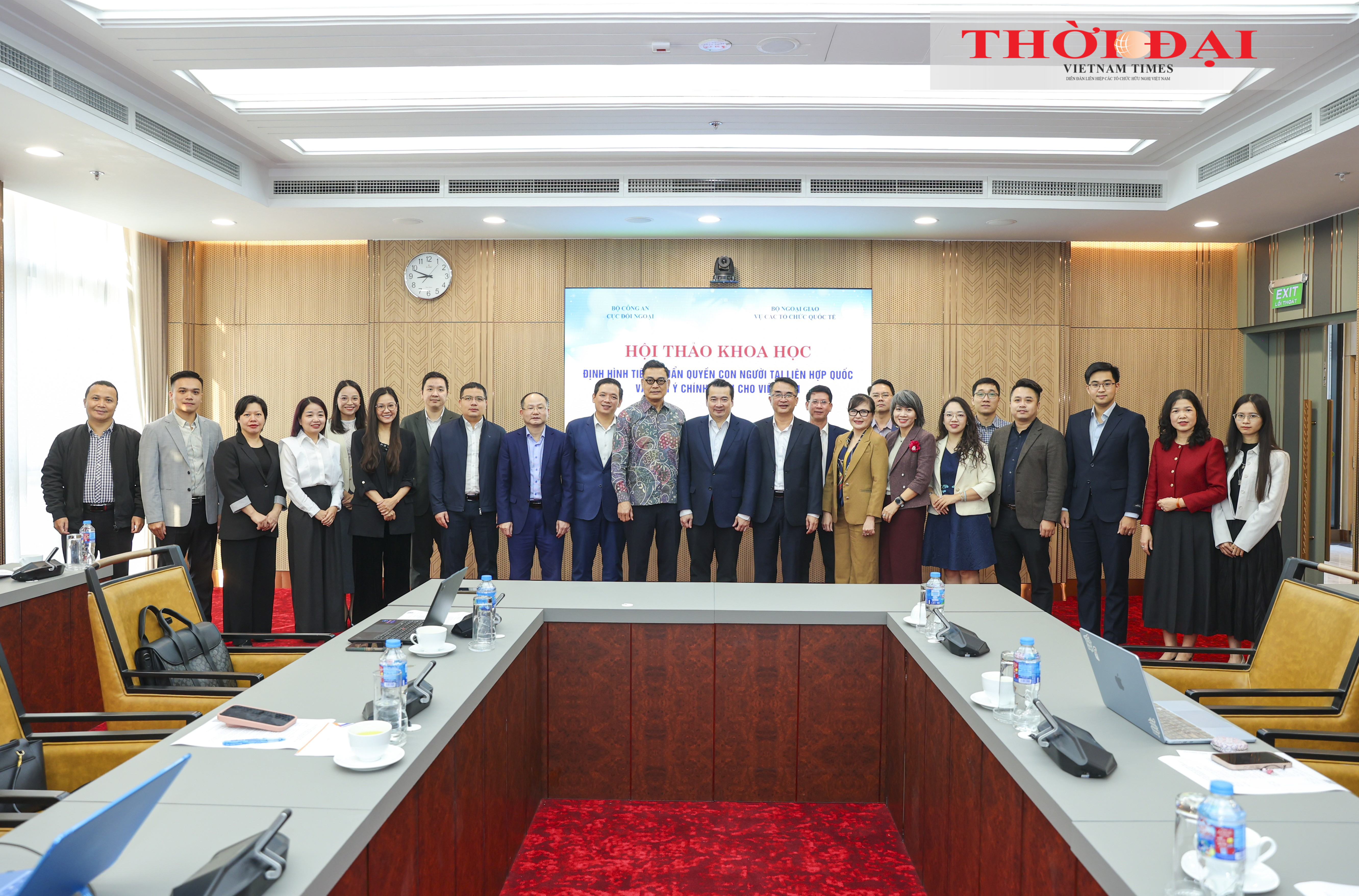 Các đại biểu tham dự Hội thảo chụp ảnh lưu niệm. (Ảnh: Đinh Hòa) Các đại biểu tham dự Hội thảo chụp ảnh lưu niệm. (Ảnh: Đinh Hòa)