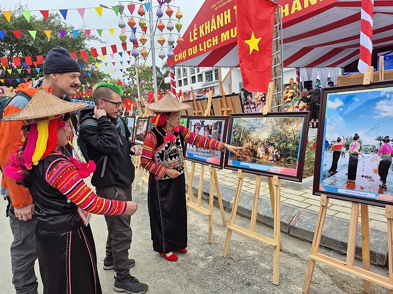 Triển lãm ảnh “Vẻ đẹp Việt Nam” kết nối tình thân ái nhân dân Việt Nam – Lào – Trung Quốc Triển lãm ảnh “Vẻ đẹp Việt Nam” kết nối tình thân ái nhân dân Việt Nam – Lào – Trung Quốc