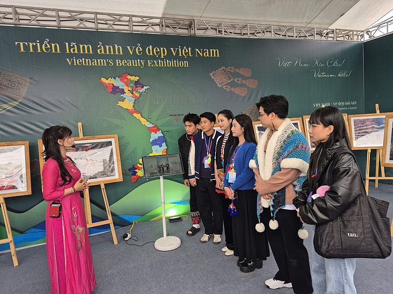 Triển lãm ảnh “Vẻ đẹp Việt Nam” kết nối tình thân ái nhân dân Việt Nam – Lào – Trung Quốc Triển lãm ảnh “Vẻ đẹp Việt Nam” kết nối tình thân ái nhân dân Việt Nam – Lào – Trung Quốc