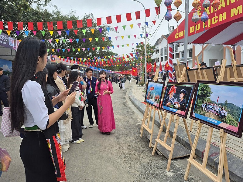 Triển lãm ảnh “Vẻ đẹp Việt Nam” kết nối tình thân ái nhân dân Việt Nam – Lào – Trung Quốc Triển lãm ảnh “Vẻ đẹp Việt Nam” kết nối tình thân ái nhân dân Việt Nam – Lào – Trung Quốc
