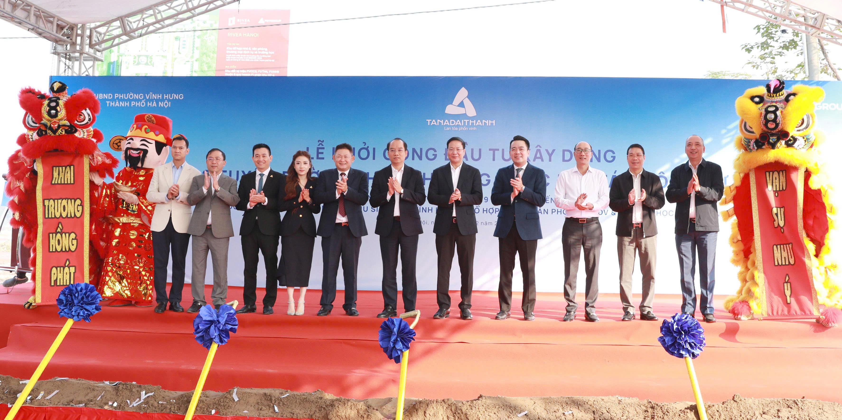 Khoảnh khắc rộn ràng chúc mừng cho thành công của buổi lễ