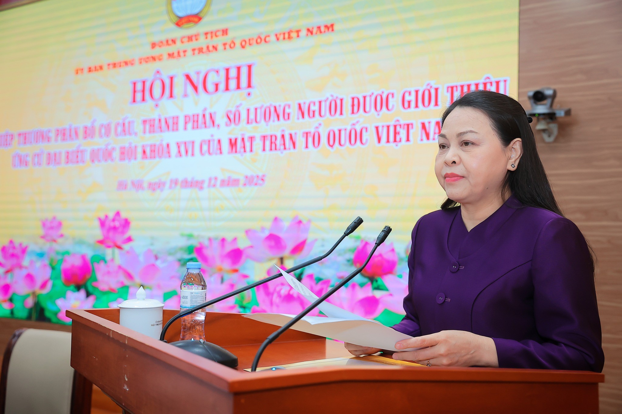 Bà Nguyễn Thị Thu Hà, Ủy viên Trung ương Đảng, Phó Chủ tịch - Tổng Thư ký Uỷ ban Trung ương MTTQ Việt Nam trình bày Tờ trình tại Hội nghị Bà Nguyễn Thị Thu Hà, Ủy viên Trung ương Đảng, Phó Chủ tịch - Tổng Thư ký Uỷ ban Trung ương MTTQ Việt Nam trình bày Tờ trình tại Hội nghị