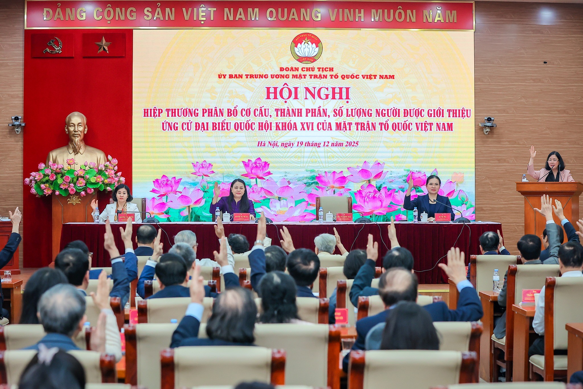 Đại biểu tham dự đã biểu quyết thống nhất phân bổ 25 đại biểu theo Tờ trình của Ban Thường trực Ủy ban Trung ương MTTQ Việt Nam Đại biểu tham dự đã biểu quyết thống nhất phân bổ 25 đại biểu theo Tờ trình của Ban Thường trực Ủy ban Trung ương MTTQ Việt Nam