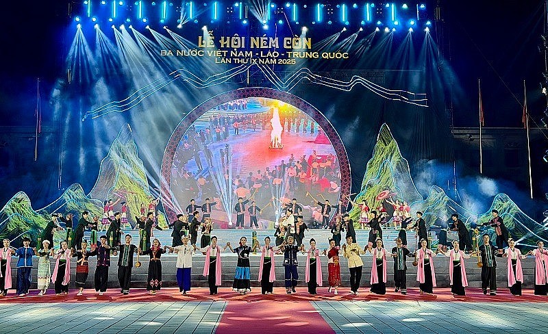 Thắm tình biên cương Việt Nam – Lào – Trung Quốc qua Lễ hội ném còn ở Điện Biên