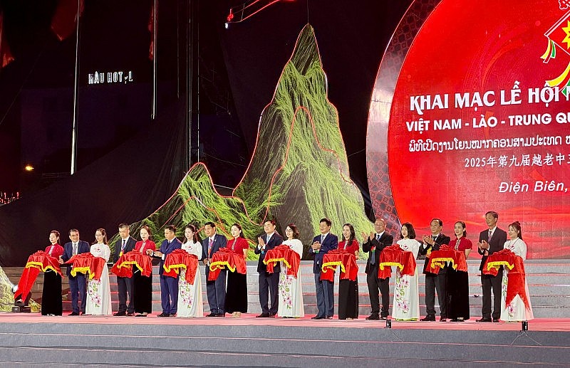 Thắm tình biên cương Việt Nam – Lào – Trung Quốc qua Lễ hội ném còn ở Điện Biên