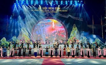 tham tinh bien cuong viet nam lao trung quoc qua le hoi nem con o dien bien