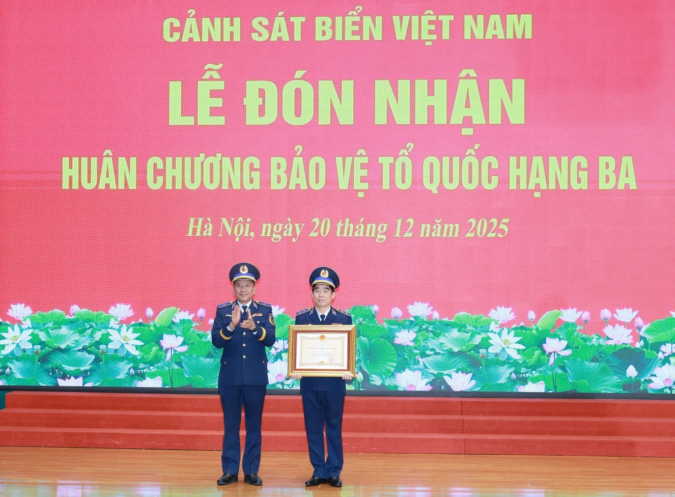 Trung tướng Bùi Quốc Oai - Chính ủy Cảnh sát biển Việt Nam nhận Huân chương Bảo vệ Tổ quốc hạng Ba. Ảnh: