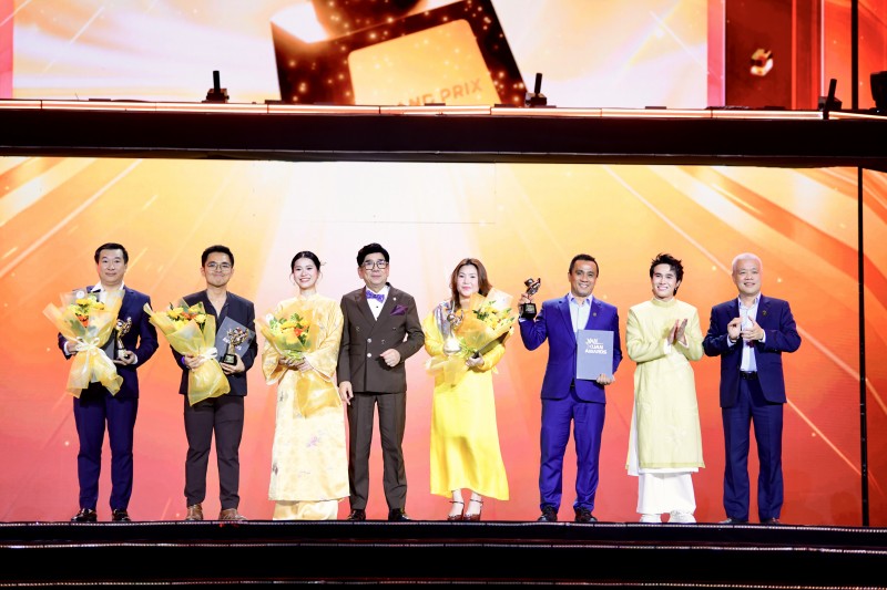 Ông Đỗ Thanh Tuấn (ngoài cùng bên trái) – Giám đốc Đối ngoại, đại diện Vinamilk đón nhận giải thưởng Vạn Xuân Awards – Thương hiệu sáng tạo tiên phong (Ảnh: Minh Anh). Ông Đỗ Thanh Tuấn (ngoài cùng bên trái) – Giám đốc Đối ngoại, đại diện Vinamilk đón nhận giải thưởng Vạn Xuân Awards – Thương hiệu sáng tạo tiên phong (Ảnh: Minh Anh).