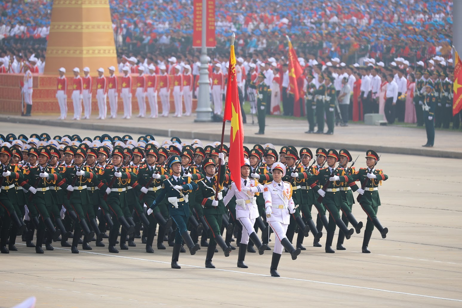 Quân đội nhân dân vững bước dưới cờ Đảng quang vinh