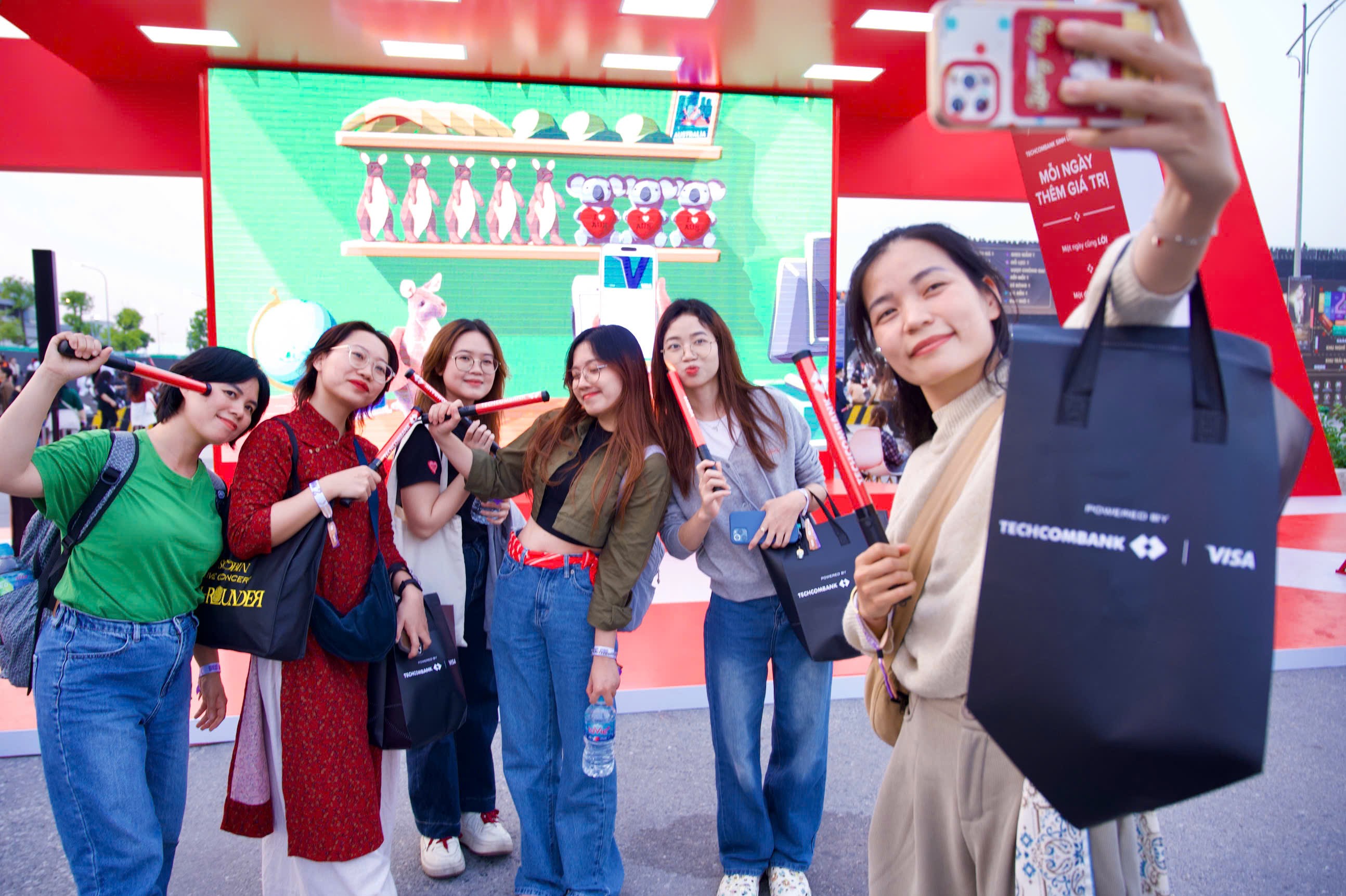 Khác với mô hình concert truyền thống, rất đông khán giả đến Ocean City từ sớm để check-in, mua sắm, ăn uống, vui chơi, trải nghiệm. Hàng trăm gian hàng ẩm thực, dịch vụ tại các khu phố thương mại và trung tâm thương mại Vincom Mega Mall Ocean City hoạt động hết công suất. Vừa vui chơi thả ga, vừa cháy hết mình với concert ngay tại chỗ là lợi thế hiếm có của Ocean City so với các địa điểm tổ chức show truyền thống. Khác với mô hình concert truyền thống, rất đông khán giả đến Ocean City từ sớm để check-in, mua sắm, ăn uống, vui chơi, trải nghiệm. Hàng trăm gian hàng ẩm thực, dịch vụ tại các khu phố thương mại và trung tâm thương mại Vincom Mega Mall Ocean City hoạt động hết công suất. Vừa vui chơi thả ga, vừa cháy hết mình với concert ngay tại chỗ là lợi thế hiếm có của Ocean City so với các địa điểm tổ chức show truyền thống.