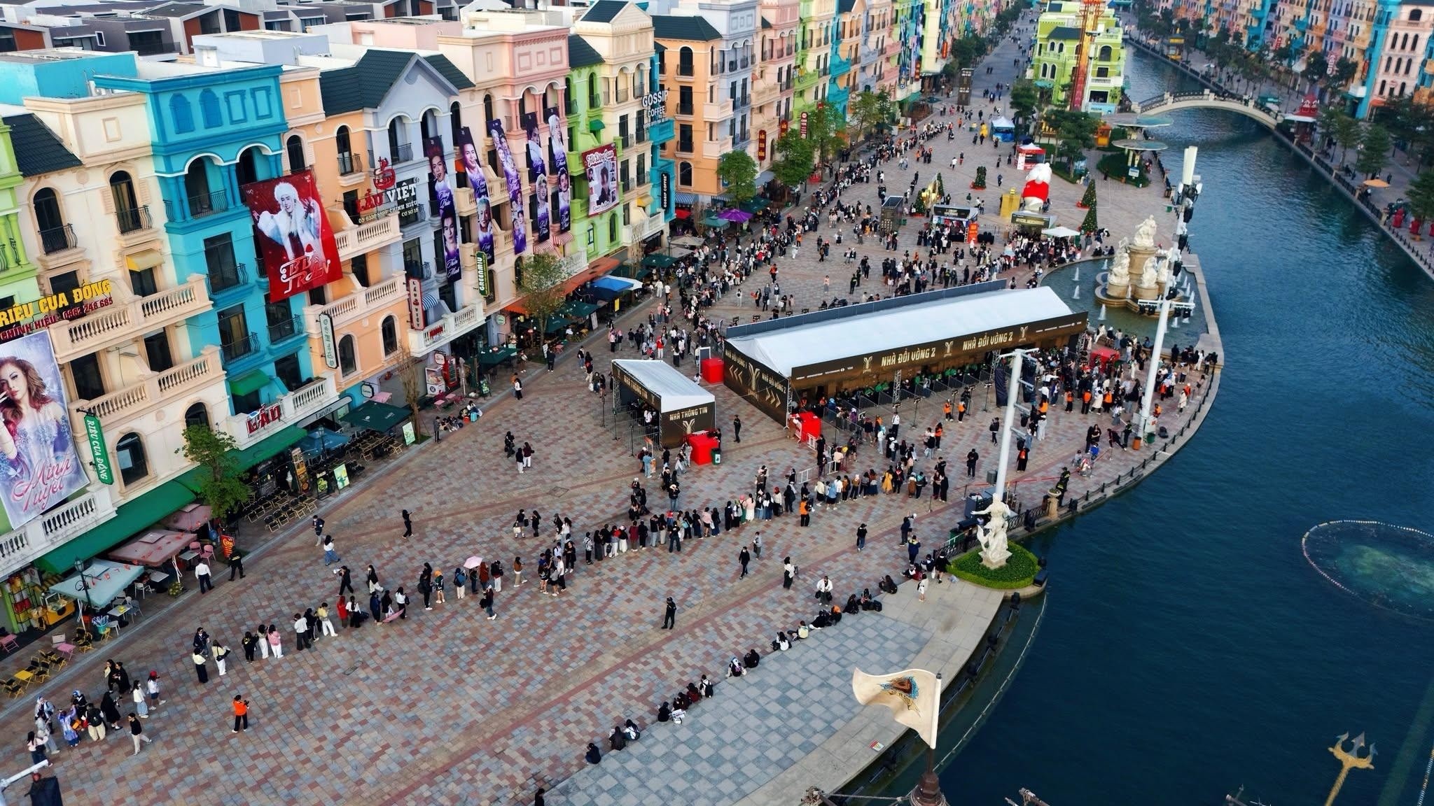 Không chỉ đến xem rồi rời đi, rất đông khán giả chọn Ocean City làm điểm dừng chân cho cả dịp cuối tuần. Ngay từ chiều 19/12, nhiều nhóm bạn đã book homestay trong khu đô thị, sau đó thong thả vui chơi, tham quan các không gian giải trí của “thành phố lễ hội” trước khi hòa mình vào siêu concert trong ngày hôm sau. Không chỉ đến xem rồi rời đi, rất đông khán giả chọn Ocean City làm điểm dừng chân cho cả dịp cuối tuần. Ngay từ chiều 19/12, nhiều nhóm bạn đã book homestay trong khu đô thị, sau đó thong thả vui chơi, tham quan các không gian giải trí của “thành phố lễ