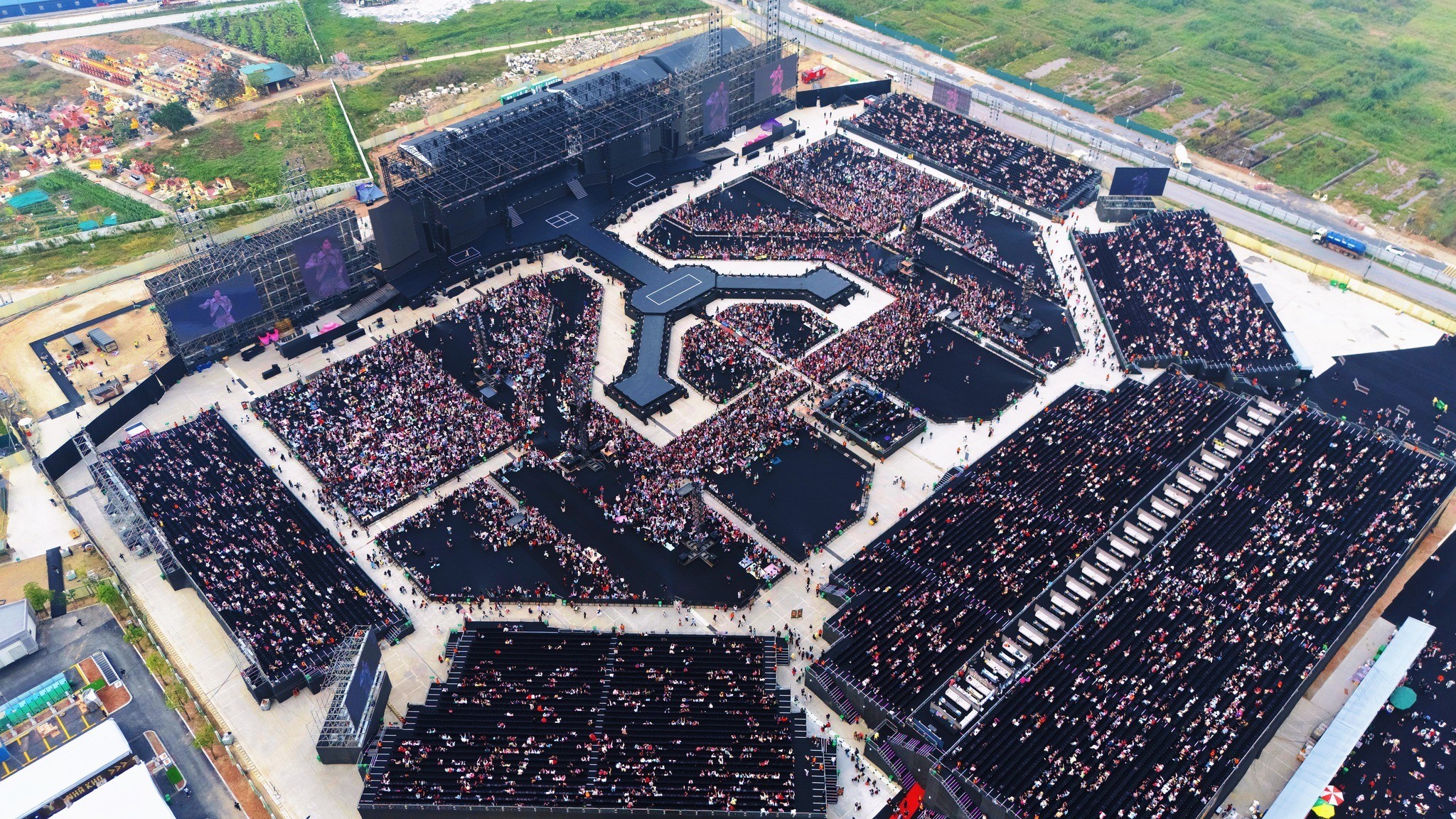 Gần 95.000 người “cháy hết mình” trong ngày diễn ra Y-Concert, Ocean City khẳng định tọa độ “khó thay thế” trên bản đồ giải trí Việt Nam Gần 95.000 người “cháy hết mình” trong ngày diễn ra Y-Concert, Ocean City khẳng định tọa độ “khó thay thế” trên bản đồ giải trí Việt Nam