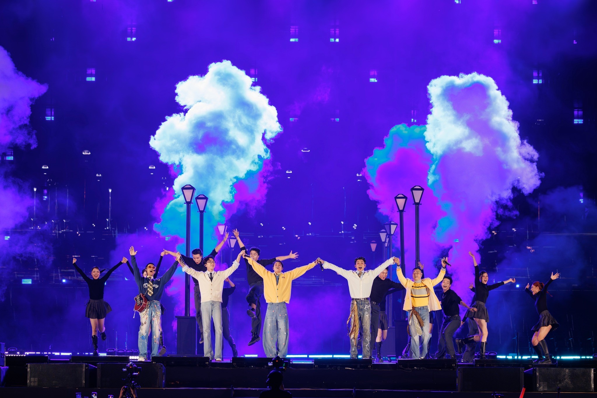 Từ 19h đến khuya là “Sân khấu hòa ca”, nơi toàn bộ nghệ sĩ cùng hội tụ trong những tiết mục được khán giả yêu thích nhất. Cấu trúc này biến Y-Concert thành một hành trình trải nghiệm liền mạch, thay vì chỉ là một đêm diễn thông thường. Từ 19h đến khuya là “Sân khấu hòa ca”, nơi toàn bộ nghệ sĩ cùng hội tụ trong những tiết mục được khán giả yêu thích nhất. Cấu trúc này biến Y-Concert thành một hành trình trải nghiệm liền mạch, thay vì chỉ là một đêm diễn thông thường.