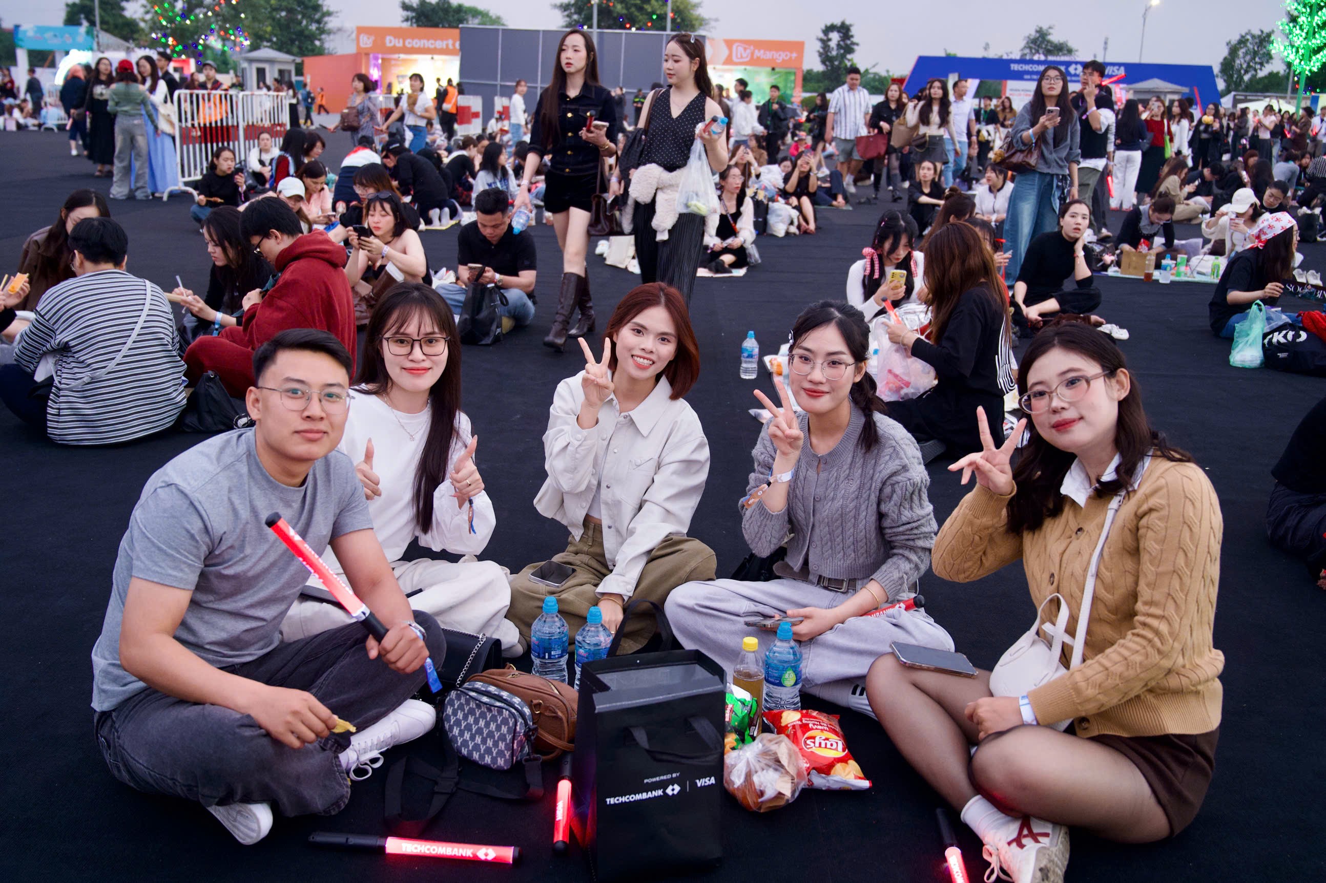 Đồng thời, khoảng 250 nhân sự vệ sinh của Vinhomes túc trực liên tục, giữ không gian sạch sẽ, gọn gàng dù hàng chục nghìn khán giả ăn uống, sinh hoạt suốt nhiều giờ liền. “Mình đã đi nhiều concert ngoài trời nhưng chưa sự kiện nào quy mô lớn như hôm nay mà cả khâu an ninh và vệ sinh đều rất hoàn hảo”, Thanh Tâm (Hà Nội) chia sẻ. Đồng thời, khoảng 250 nhân sự vệ sinh của Vinhomes túc trực liên tục, giữ không gian sạch sẽ, gọn gàng dù hàng chục nghìn khán giả ăn uống, sinh hoạt suốt nhiều giờ liền. “Mình đã đi nhiều concert ngoài trời nhưng chưa sự kiện nào quy mô lớn như hôm nay mà cả khâu an ninh và vệ sinh đều rất hoàn hảo”, Thanh Tâm (Hà Nội) chia sẻ.