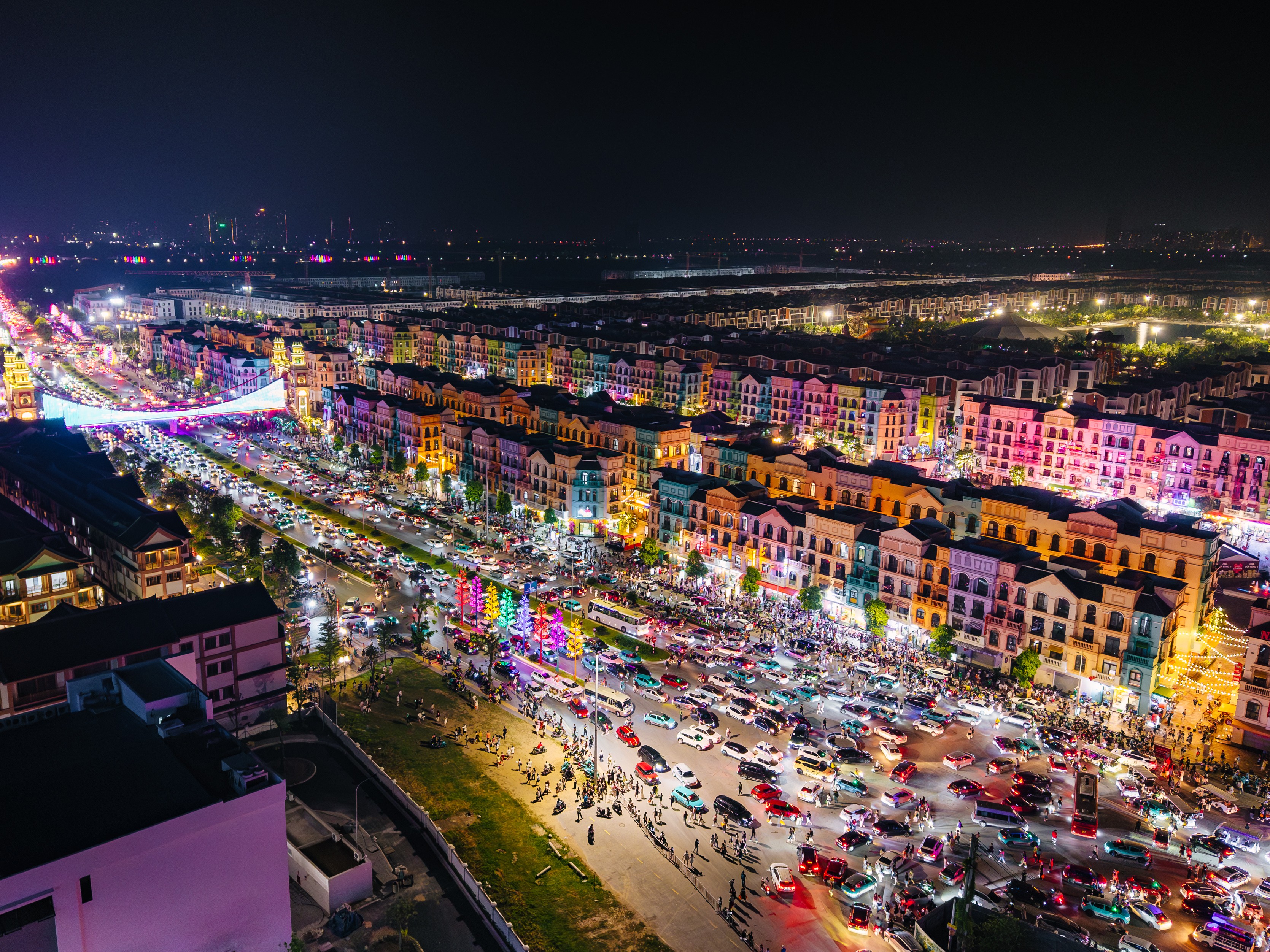 Một điểm cộng lớn giúp Ocean City ghi điểm tuyệt đối với fan đu concert là bài toán giao thông và hậu cần. Toàn bộ khu vực đậu xe được quy hoạch ngay trong Ocean City và miễn phí hoàn toàn cho mọi loại phương tiện. Dịch vụ xe đưa đón tận nơi với taxi công nghệ Xanh SM được phép tiếp cận ngay lối ra, trong khi hệ thống VinBus phục vụ miễn phí đến 3h sáng, giúp dòng người ra về nhanh, trật tự và không áp lực. Một điểm cộng lớn giúp Ocean City ghi điểm tuyệt đối với fan đu concert là bài toán giao thông và hậu cần. Toàn bộ khu vực đậu xe được quy hoạch ngay trong Ocean City và miễn phí hoàn toàn cho mọi loại phương tiện. Dịch vụ xe đưa đón tận nơi với taxi công nghệ Xanh SM được phép tiếp cận ngay lối ra, trong khi hệ thống VinBus phục vụ miễn phí đến 3h sáng, giúp dòng người ra về nhanh, trật tự và không áp lực.