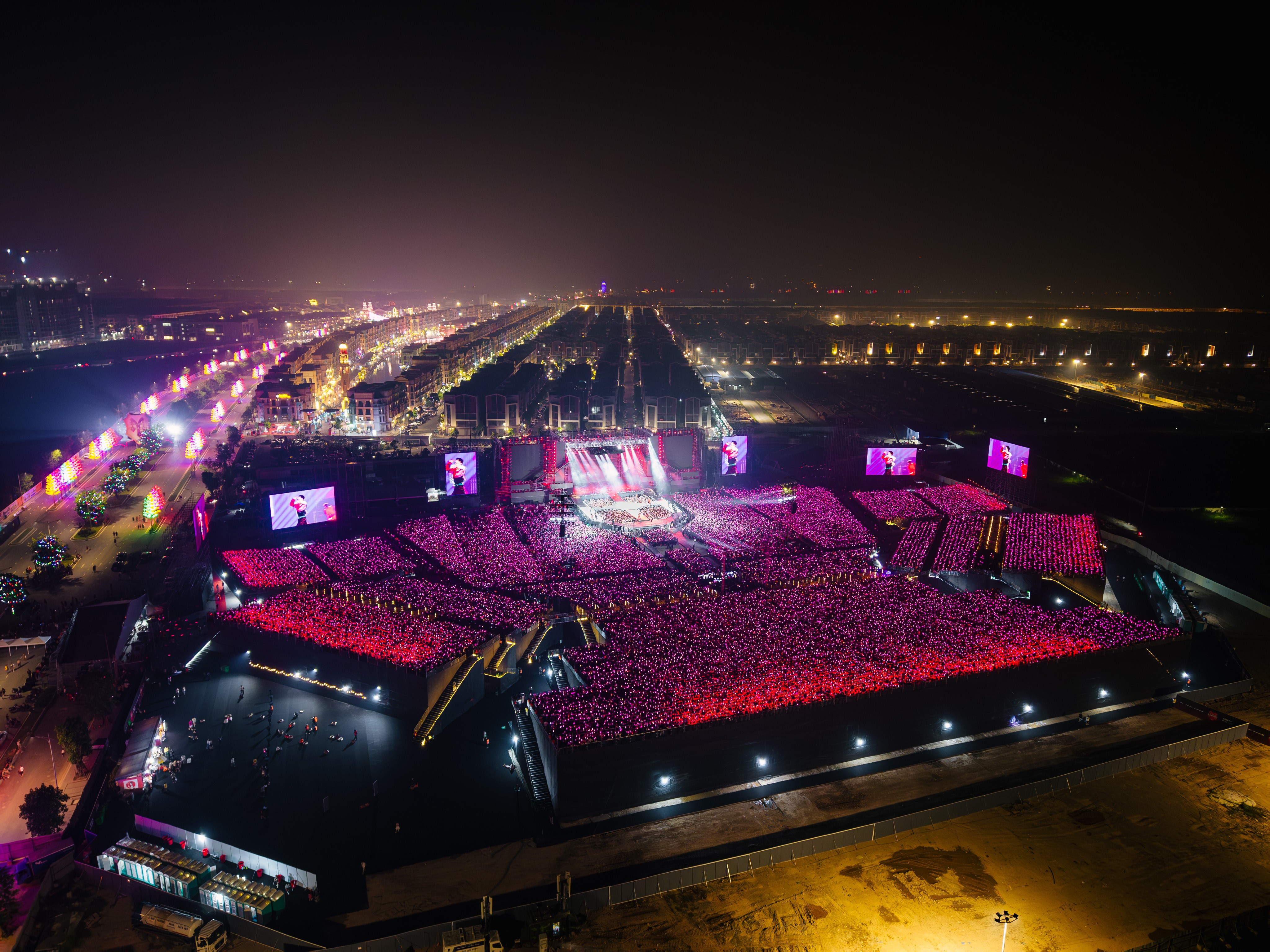 Không phải ngẫu nhiên Ocean City liên tục được “chọn mặt gửi vàng” cho những concert quy mô lớn. Trước Y-Concert, nơi đây từng đón các chương trình thuộc vũ trụ “Anh trai vượt ngàn chông gai” với tổng lượng khán giả lên tới 230.000 hồi tháng 6/2025, hay mới đây là world tour concert của G-DRAGON thu hút hơn 100.000 khán giả trong hai đêm. Không phải ngẫu nhiên Ocean City liên tục được “chọn mặt gửi vàng” cho những concert quy mô lớn. Trước Y-Concert, nơi đây từng đón các chương trình thuộc vũ trụ “Anh trai vượt ngàn chông gai” với tổng lượng khán giả lên tới 230.000 hồi tháng 6/2025, hay mới đây là world tour concert của G-DRAGON thu hút hơn 100.000 khán giả trong hai đêm.