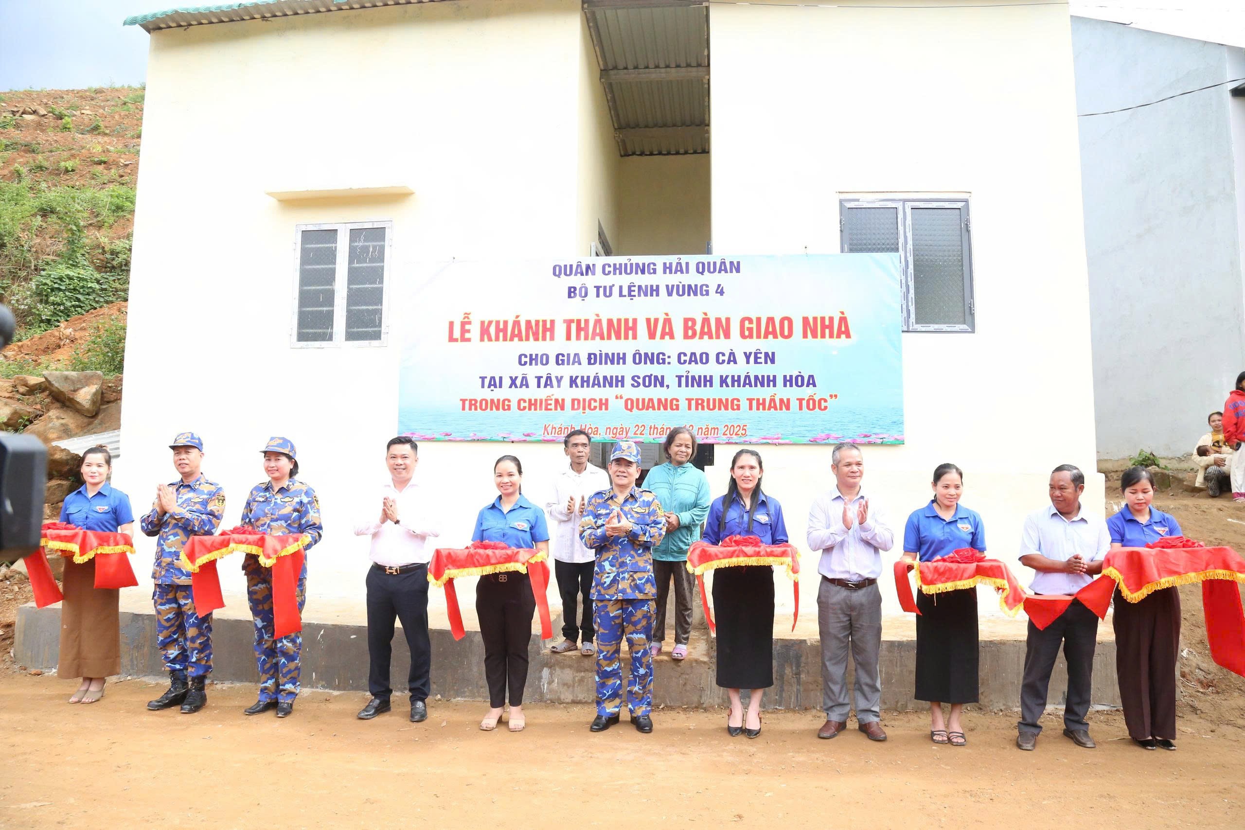 Các đại biểu cắt băng khánh thành bàn giao nhà