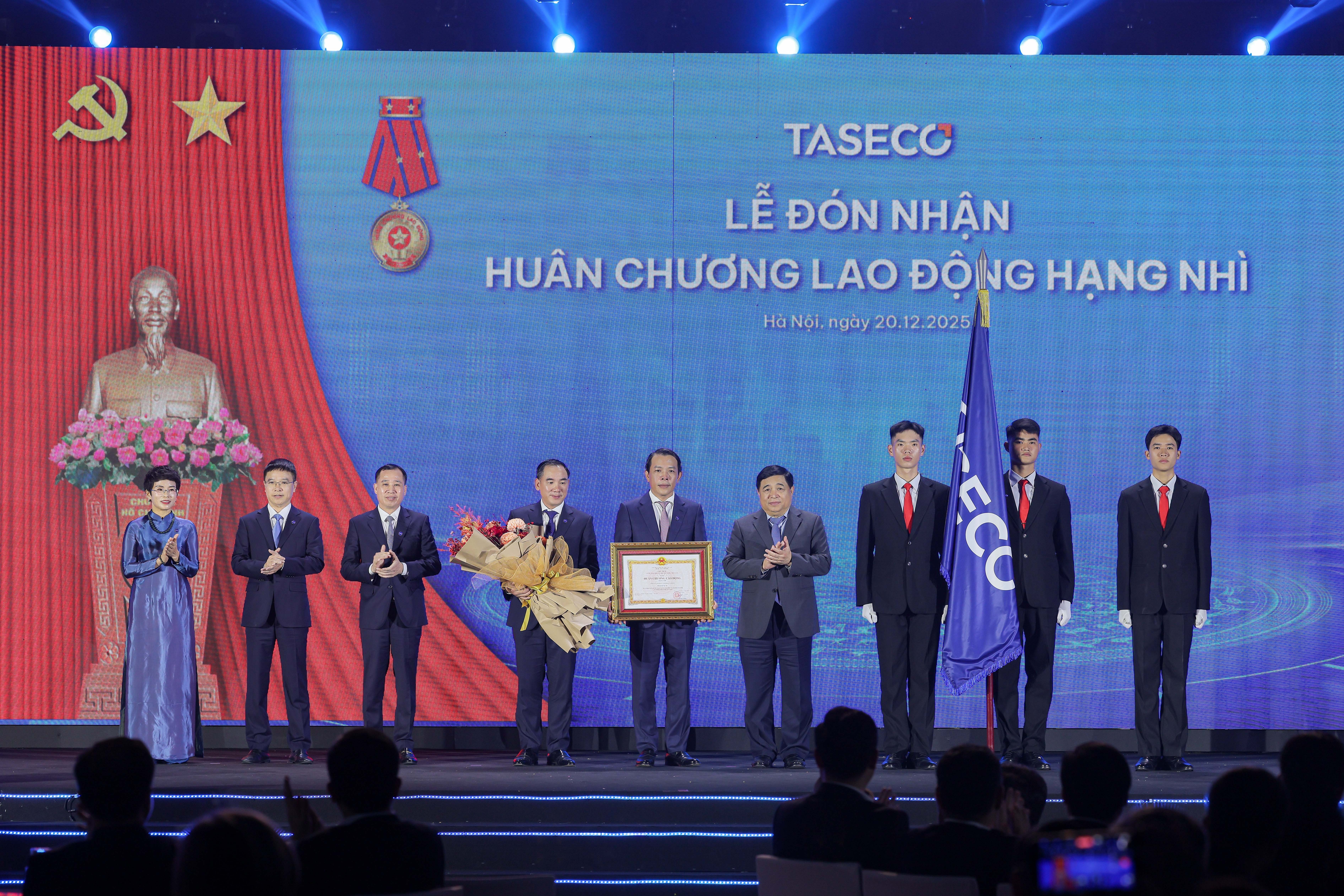 Taseco Group đón nhận Huân chương Lao động hạng Nhì nhân dịp kỷ niệm 20 năm thành lập