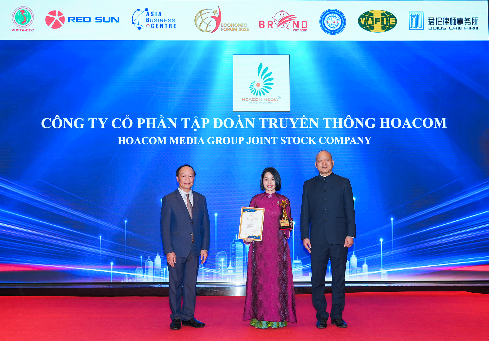 Bà Trần Thị Phương Hoa - CEO & Founder Hoacom Media nhận Danh hiệu Top 10 Thương hiệu Bản sắc Việt tại Diễn đàn Kinh tế Châu Á – Thái Bình Dương 2025 diễn ra tại Thượng Hải, Trung Quốc.