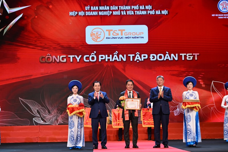 Ông Mai Xuân Sơn, Tổng Giám đốc đại diện Tập đoàn T&T Group nhận Bằng khen của Chủ tịch UBND TP Hà Nội. Ông Mai Xuân Sơn, Tổng Giám đốc đại diện Tập đoàn T&T Group nhận Bằng khen của Chủ tịch UBND TP Hà Nội.