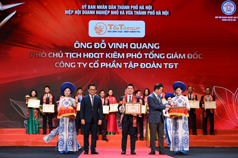 Phó Chủ tịch HĐQT T&T Group Đỗ Vinh Quang nhận Bằng khen của Chủ tịch UBND TP Hà Nội. Phó Chủ tịch HĐQT T&T Group Đỗ Vinh Quang nhận Bằng khen của Chủ tịch UBND TP Hà Nội.