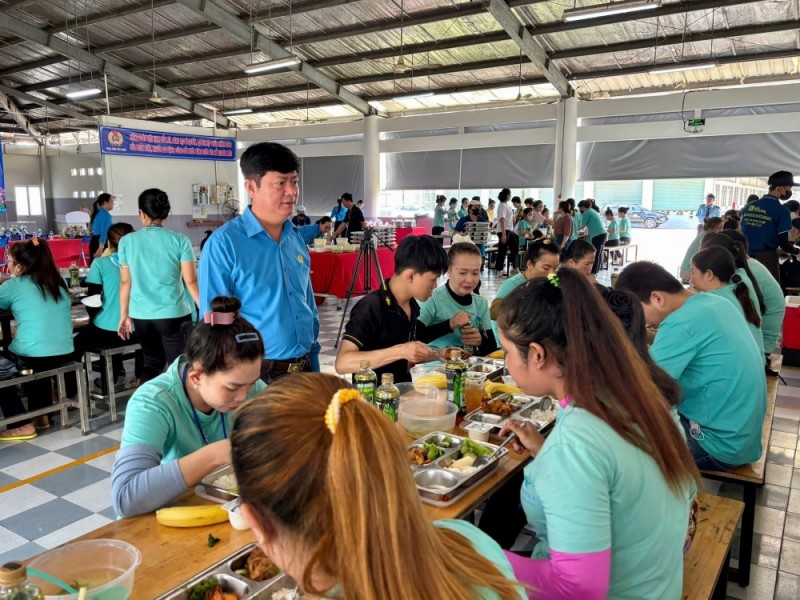 Bữa cơm Công đoàn” năm 2025 thể hiện được dấu ấn, vai trò của tổ chức công đoàn thông qua đối thoại, thương lượng để mang đến phúc lợi tốt hơn, cao hơn quy định của pháp luật. (Ảnh: T.L) Bữa cơm Công đoàn” năm 2025 thể hiện được dấu ấn, vai trò của tổ chức công đoàn thông qua đối thoại, thương lượng để mang đến phúc lợi tốt hơn, cao hơn quy định của pháp luật. (Ảnh: T.L)