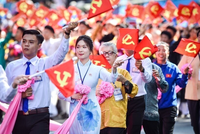 Lòng dân là cội nguồn của sức mạnh quốc gia, vì vậy phát huy quyền làm chủ của Nhân dân phải được xác định là giải pháp trung tâm, xuyên suốt trong mọi chiến lược phát triển.