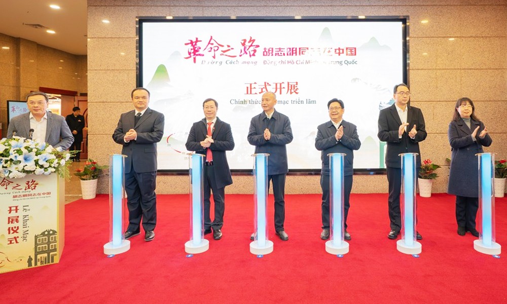 Các đại biểu khai mạc Triển lãm chuyên đề “Đường Cách mạng - Đồng chí Hồ Chí Minh ở Trung Quốc.” (Ảnh: TTXVN phát) Các đại biểu khai mạc Triển lãm chuyên đề “Đường Cách mạng - Đồng chí Hồ Chí Minh ở Trung Quốc.” (Ảnh: TTXVN phát)