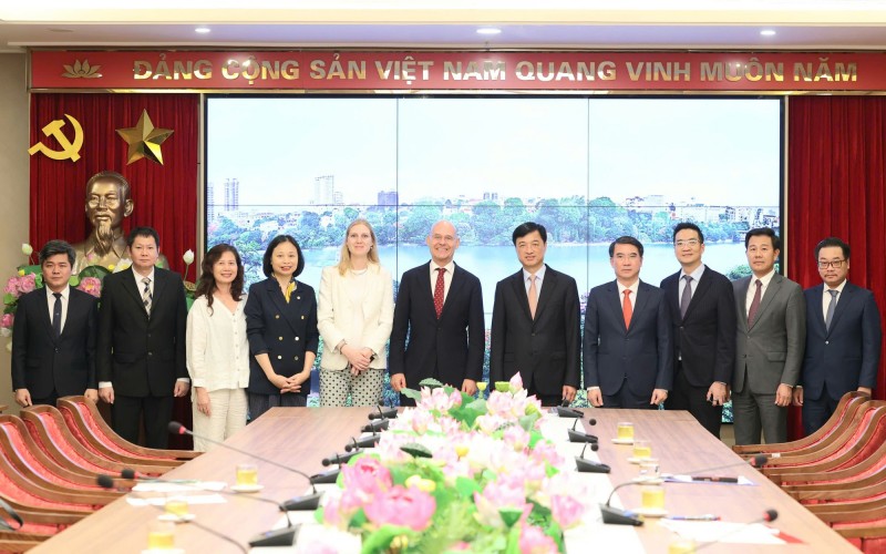 Bí thư Thành ủy Hà Nội Nguyễn Duy Ngọc và Đại sứ Hà Lan Kees van Baar cùng các đại biểu chụp ảnh lưu niệm tại cuộc làm việc. (Ảnh: T.L) Bí thư Thành ủy Hà Nội Nguyễn Duy Ngọc và Đại sứ Hà Lan Kees van Baar cùng các đại biểu chụp ảnh lưu niệm tại cuộc làm việc. (Ảnh: T.L)