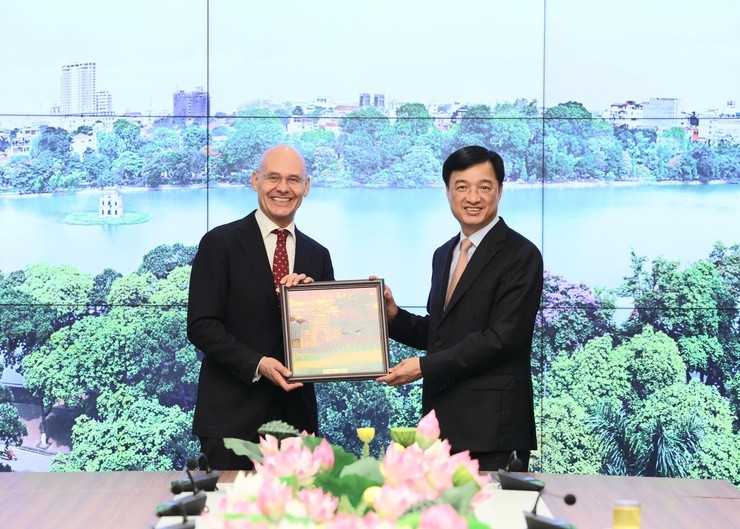 Bí thư Thành ủy Hà Nội Nguyễn Duy Ngọc trao quà lưu niệm tặng Đại sứ Hà Lan tại Việt Nam Kees van Baar. (Ảnh: T.L) Bí thư Thành ủy Hà Nội Nguyễn Duy Ngọc trao quà lưu niệm tặng Đại sứ Hà Lan tại Việt Nam Kees van Baar. (Ảnh: T.L)