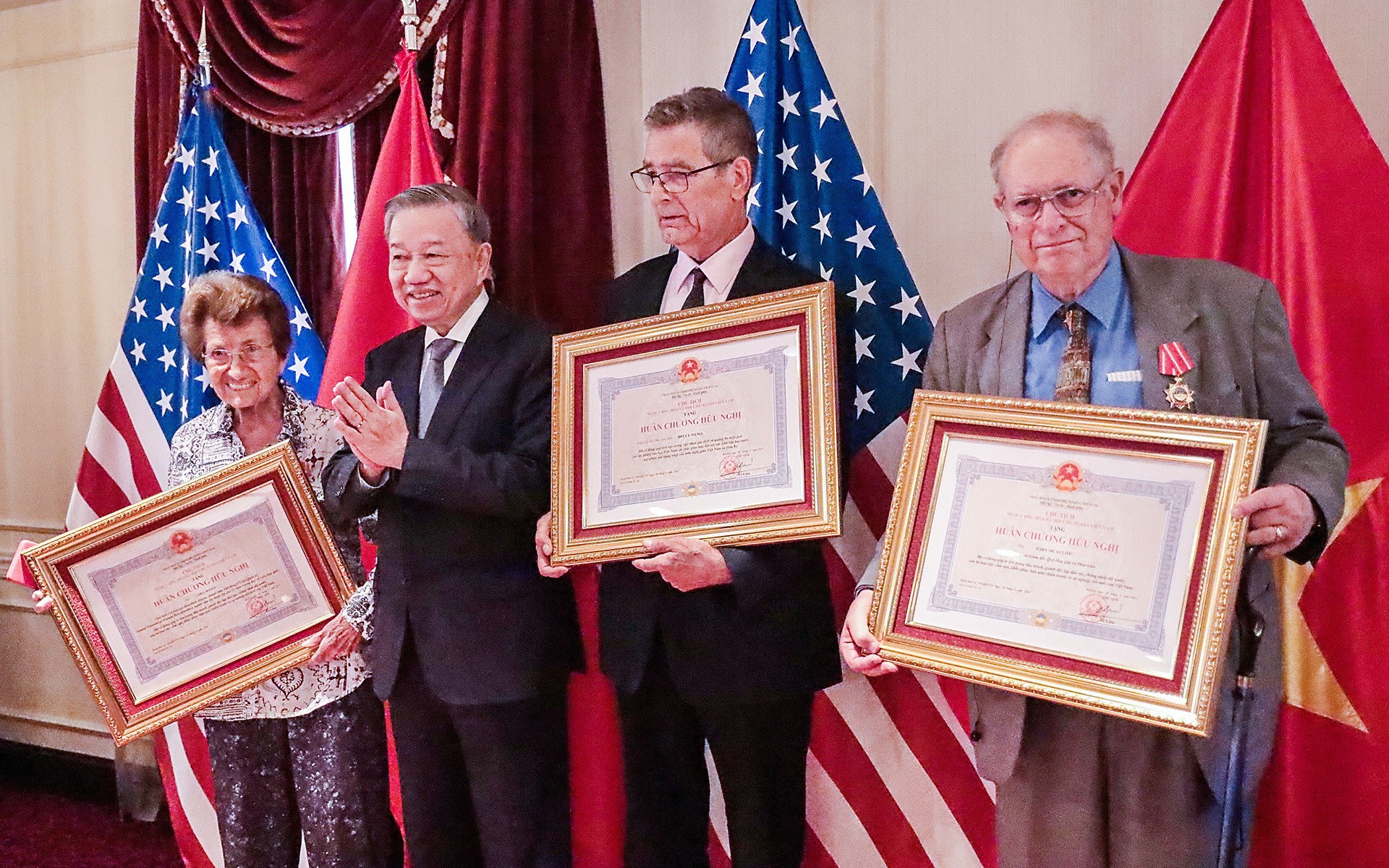 Tháng 9/2024, tại Mỹ, Tổng Bí thư, Chủ tịch nước Tô Lâm trao Huân chương Hữu nghị cho các cá nhân, trong đó có bà Weiss, vì có nhiều đóng góp quan trọng, góp phần tăng cường quan hệ giữa nhân dân hai nước. Ảnh: TTXVN Tháng 9/2024, tại Mỹ, Tổng Bí thư, Chủ tịch nước Tô Lâm trao Huân chương Hữu nghị cho các cá nhân, trong đó có bà Weiss, vì có nhiều đóng góp quan trọng, góp phần tăng cường quan hệ giữa nhân dân hai nước. Ảnh: TTXVN