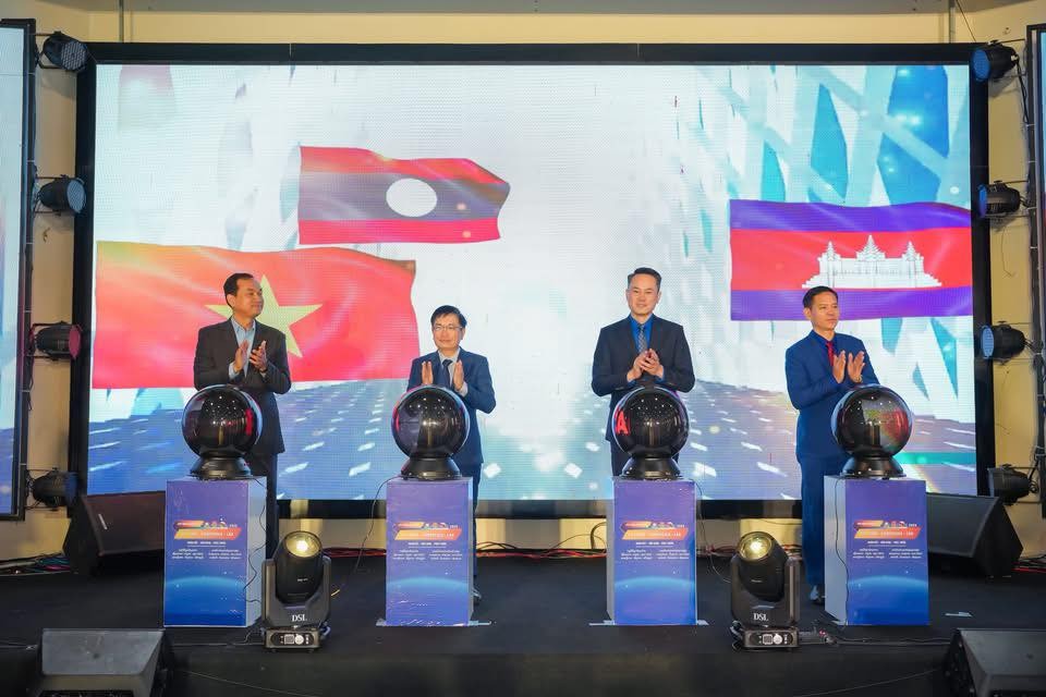 Lãnh đạo tỉnh Quảng Ngãi và đại diện 3 đoàn đại biểu thực hiện nghi thức khai mạc. 