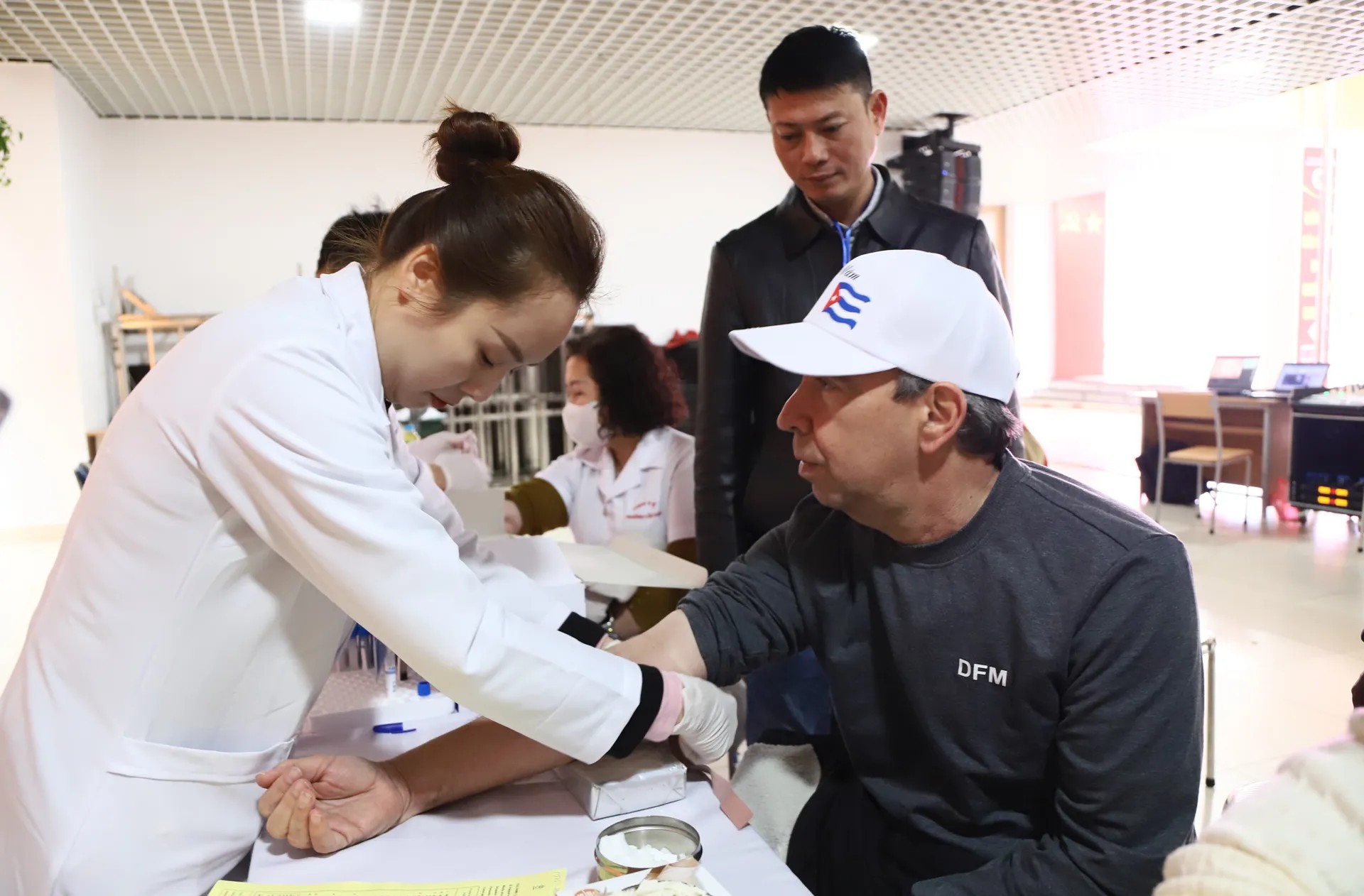 Đại sứ Cuba tại Việt Nam Rogelio Polanco Fuentes tham gia hiến máu tình nguyện. (Ảnh: Báo Kinh tế & Đô thị)