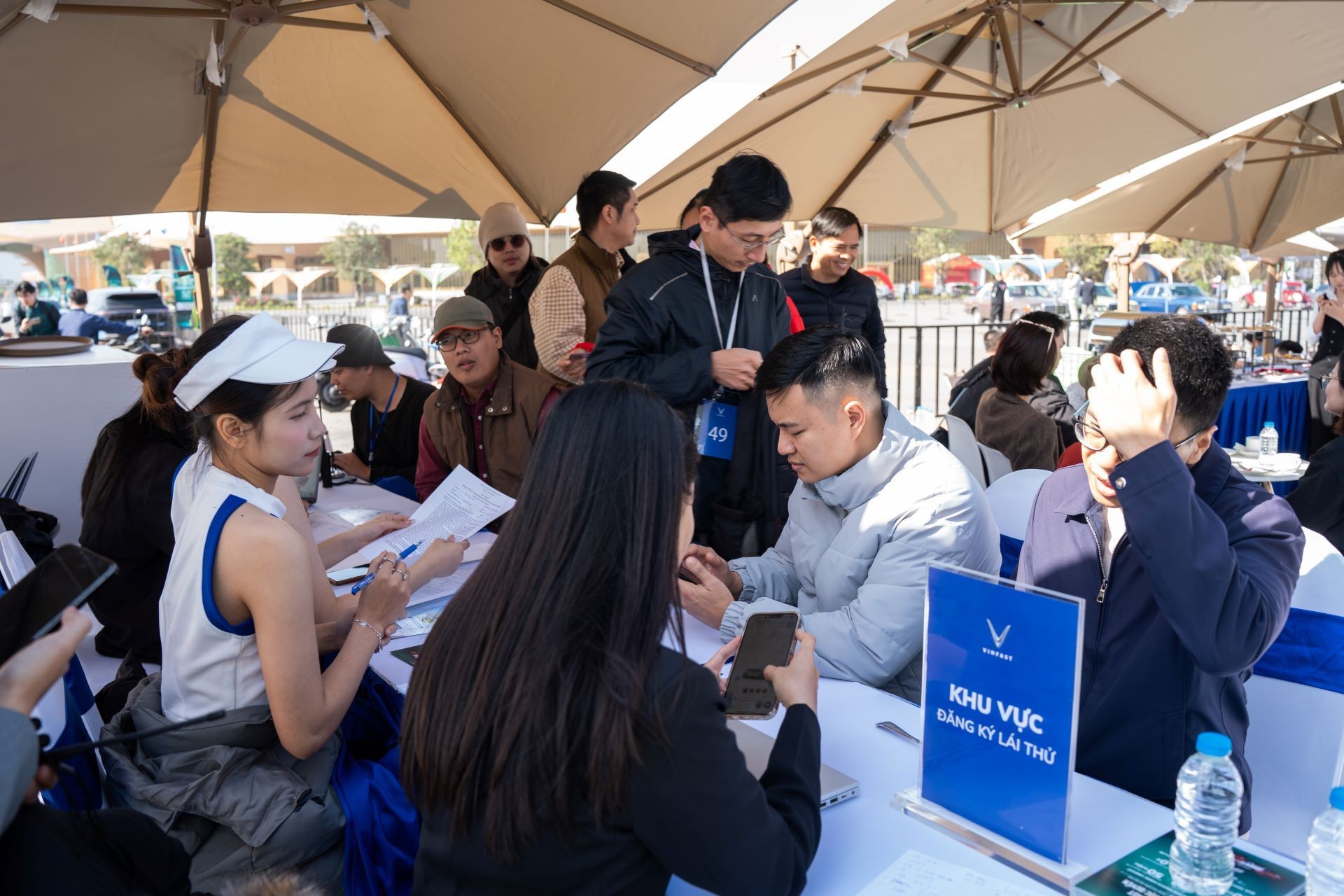 Rất đông khách hàng có mặt tại khu vực lái thử của VinFast để tận tay cầm lái những mẫu xe điện đủ mọi phân khúc.