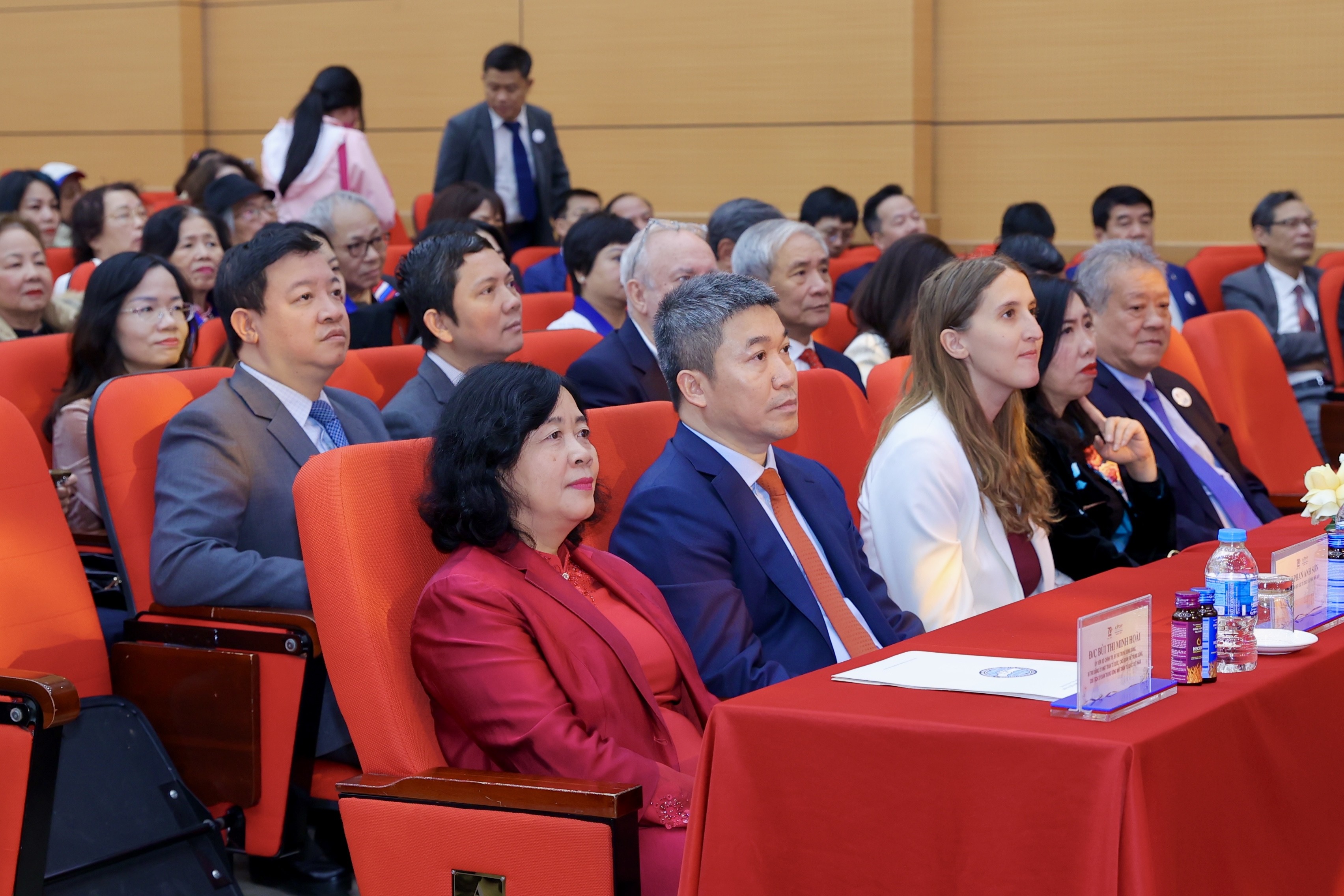 Đồng chí Bùi Thị Minh Hoài và các đại biểu tham dự lễ kỷ niệm. Đồng chí Bùi Thị Minh Hoài và các đại biểu tham dự lễ kỷ niệm.