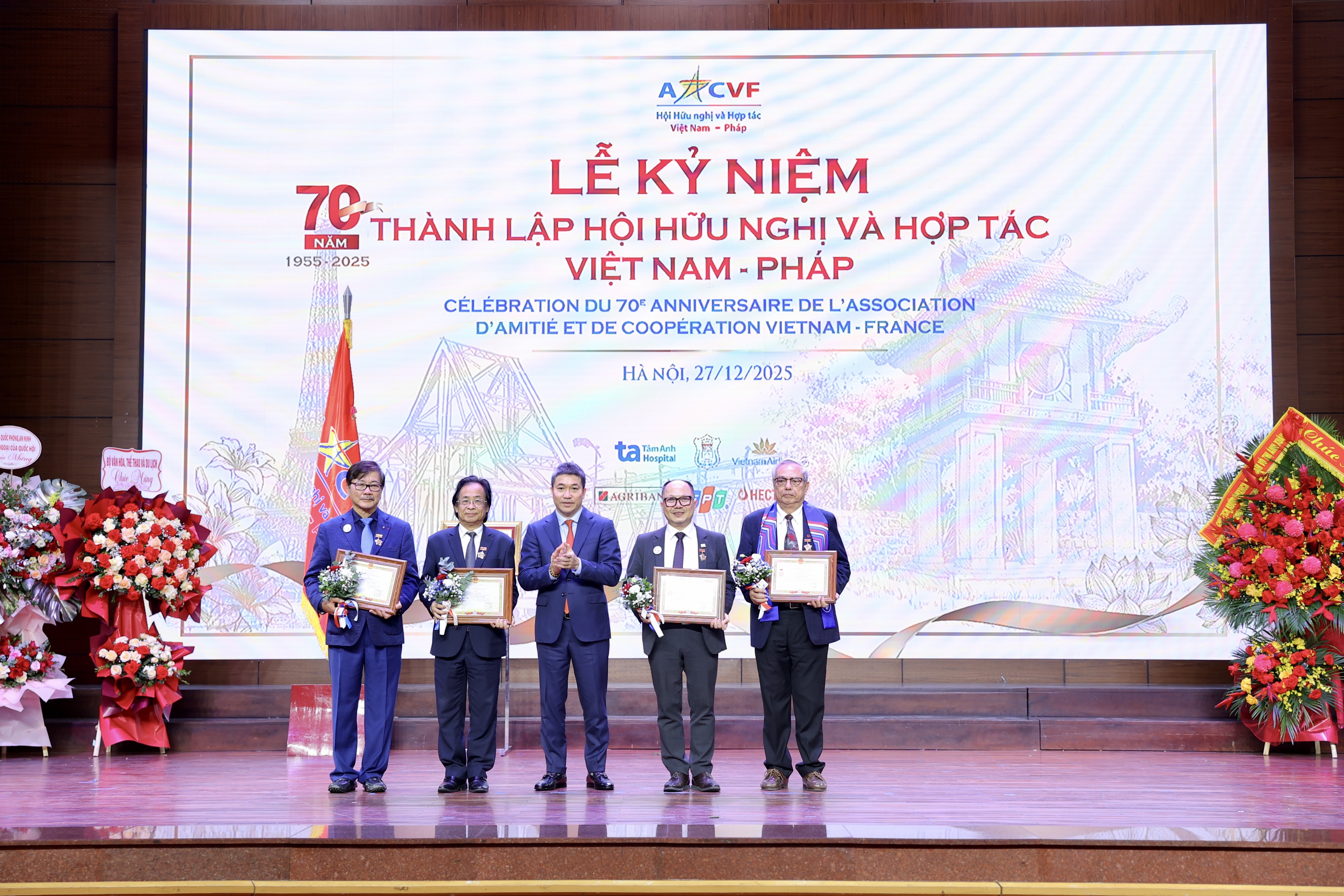 Chủ tịch Liên hiệp các Tổ chức hữu nghị Việt Nam, Phan Anh Sơn trao Kỷ niệm chương “Vì hòa bình, hữu nghị giữa các dân tộc” cho các cá nhân đã có nhiều đóng góp tích cực trong công tác đối ngoại nhân dân. Chủ tịch Liên hiệp các Tổ chức hữu nghị Việt Nam, Phan Anh Sơn trao Kỷ niệm chương “Vì hòa bình, hữu nghị giữa các dân tộc” cho các cá nhân đã có nhiều đóng góp tích cực trong công tác đối ngoại nhân dân.