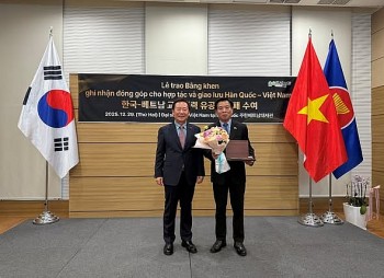 huyen bonghwa trao ky niem chuong cho dai su viet nam tai han quoc